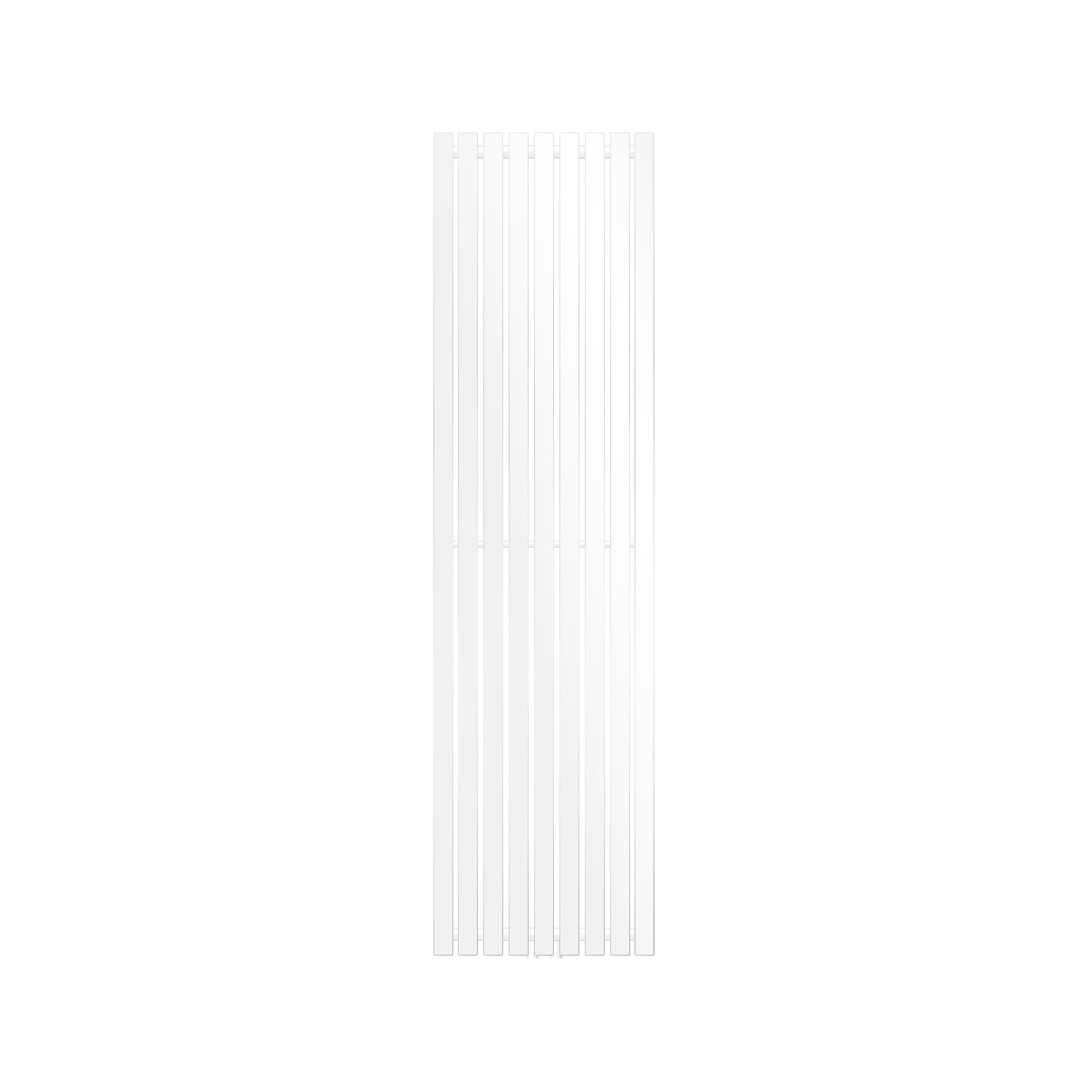 Un radiador vertical en blanco con varias láminas estrechas.