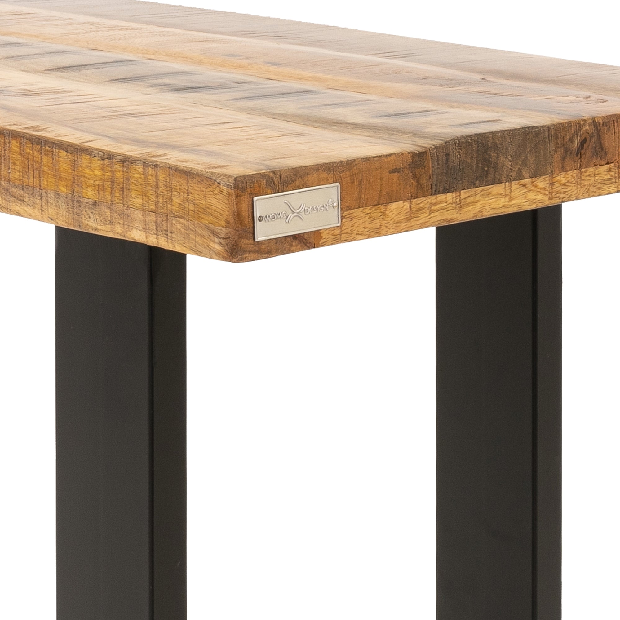 Vista detallada del tablero de mesa de madera con logotipo de marca.