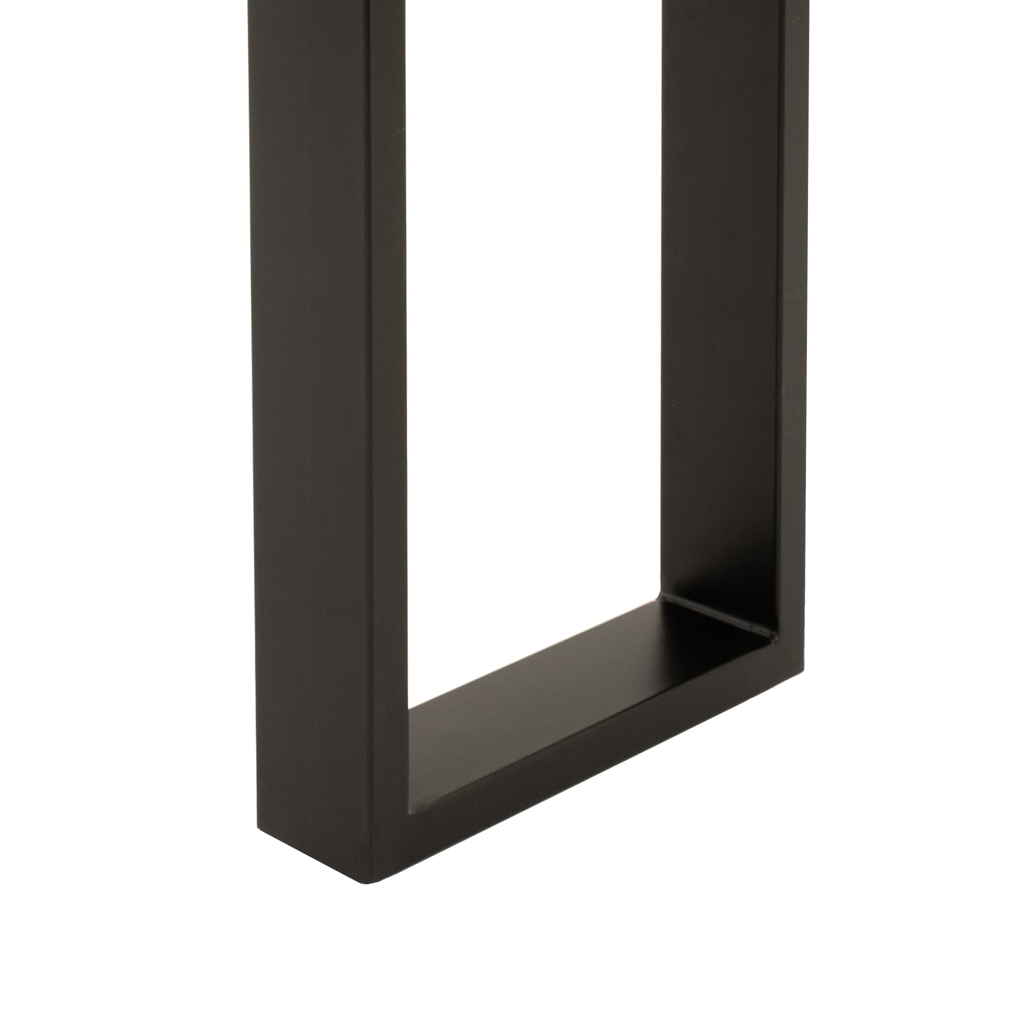 Primer plano de un marco de metal negro con forma rectangular.