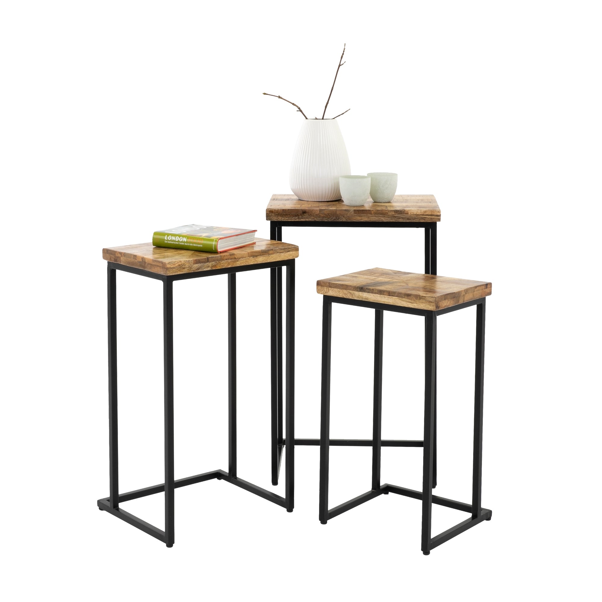 Trois tables d'appoint avec surfaces en bois et structures en métal noir.