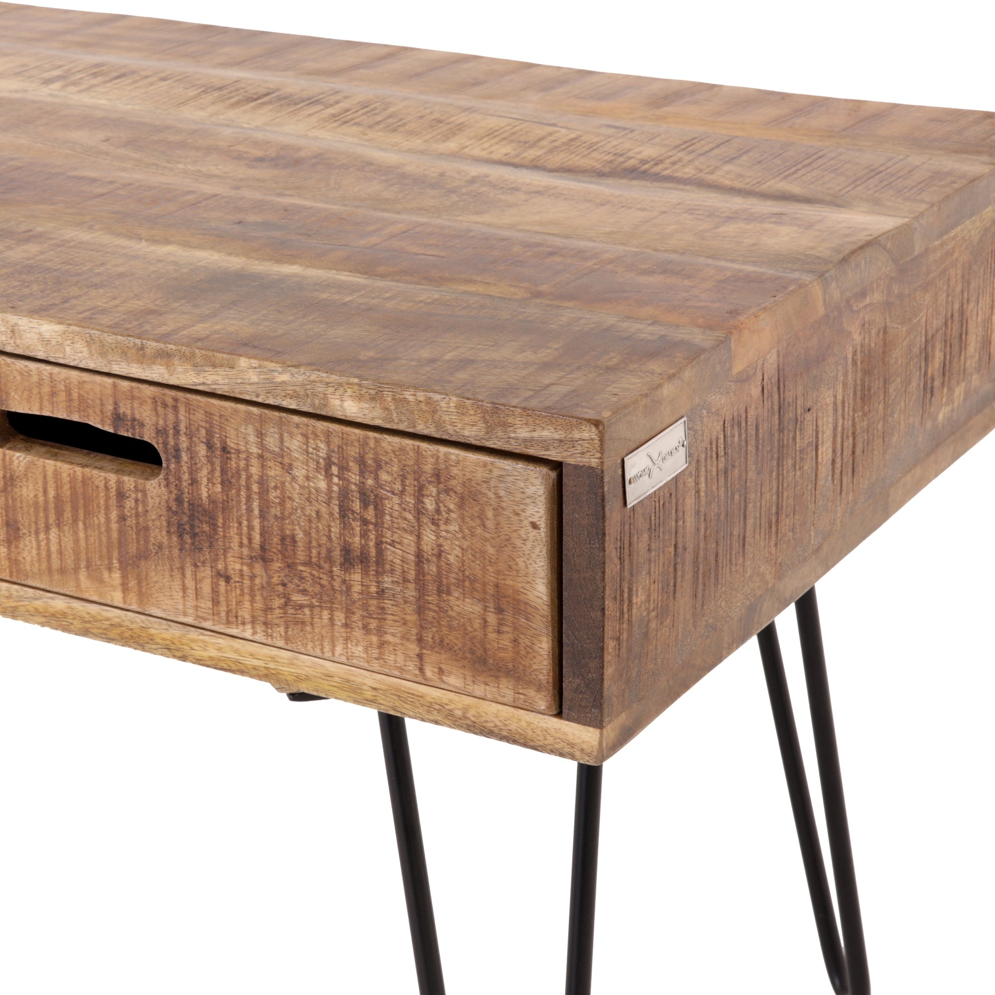 Primer plano de una mesa de madera con cajón y patas de mesa negras.