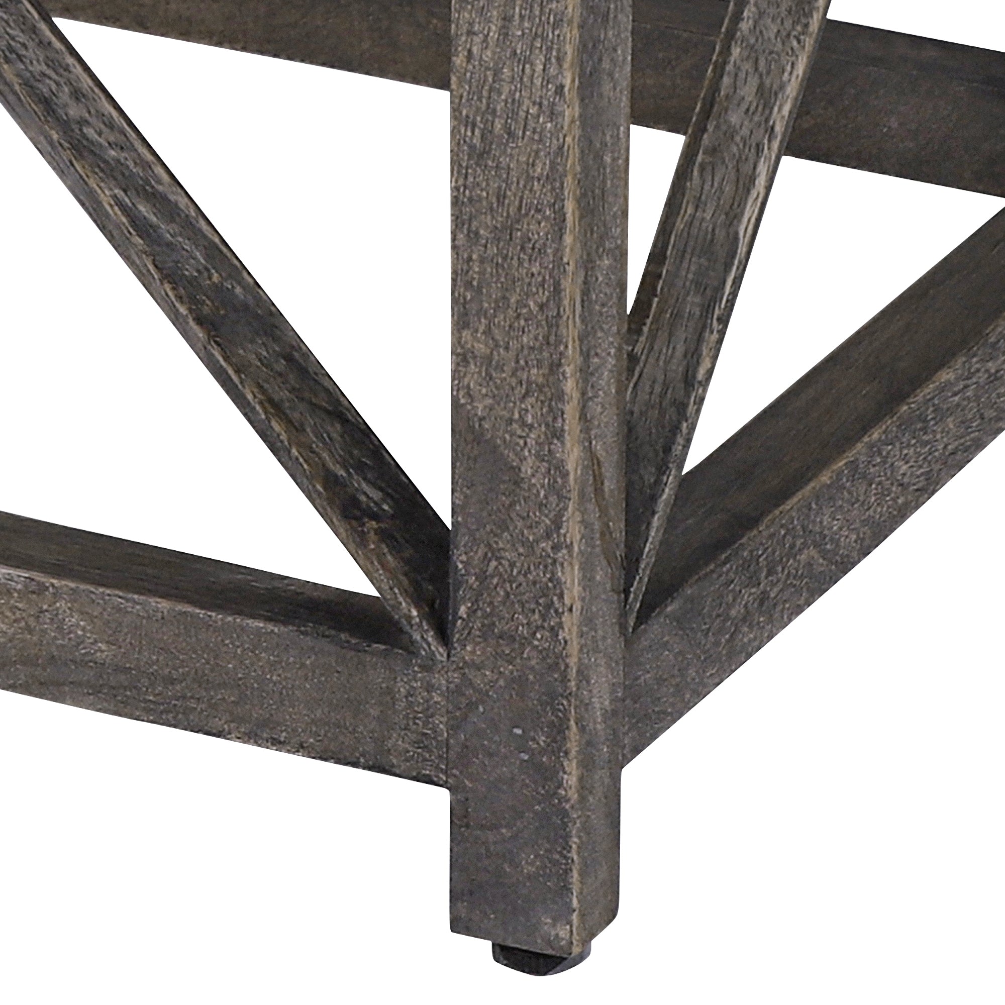 Detailaufnahme eines Tischbeins aus Holz mit geometrischem Design.