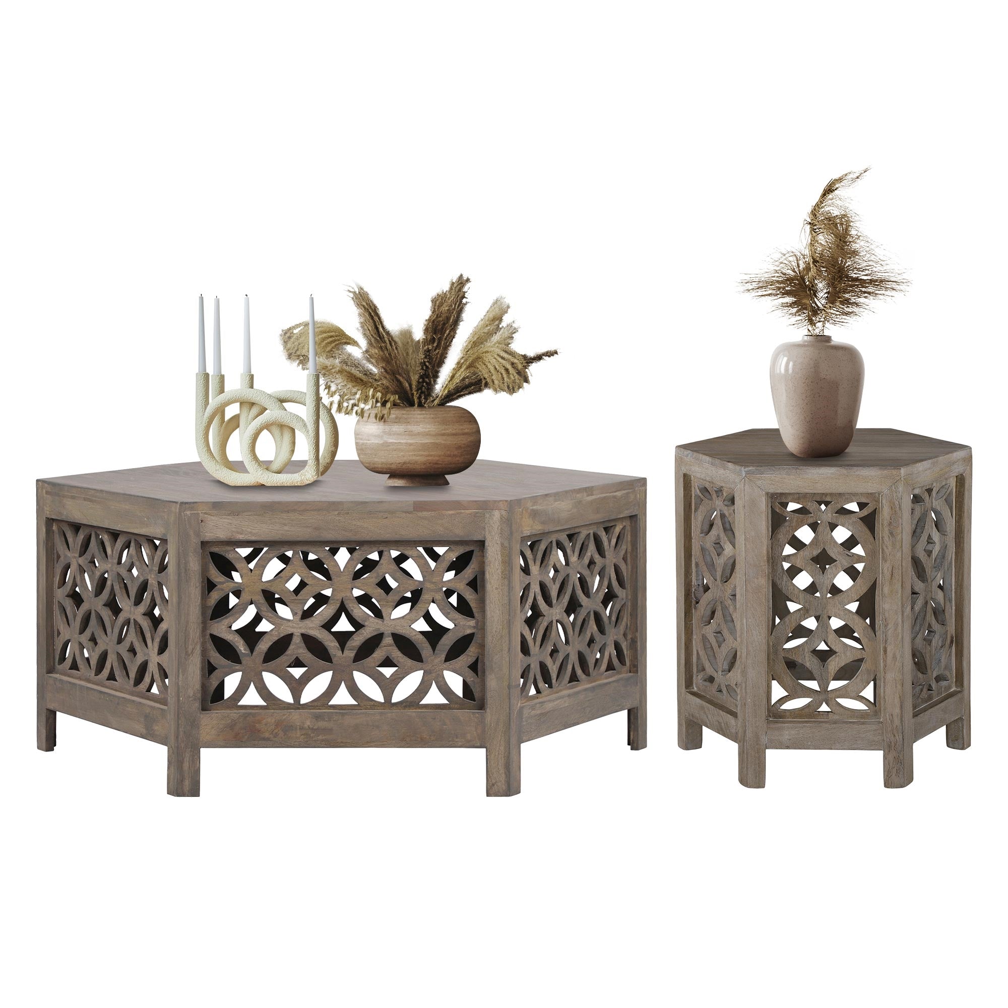 Dos mesas con patrones decorativos, una con un jarrón y flores secas.
