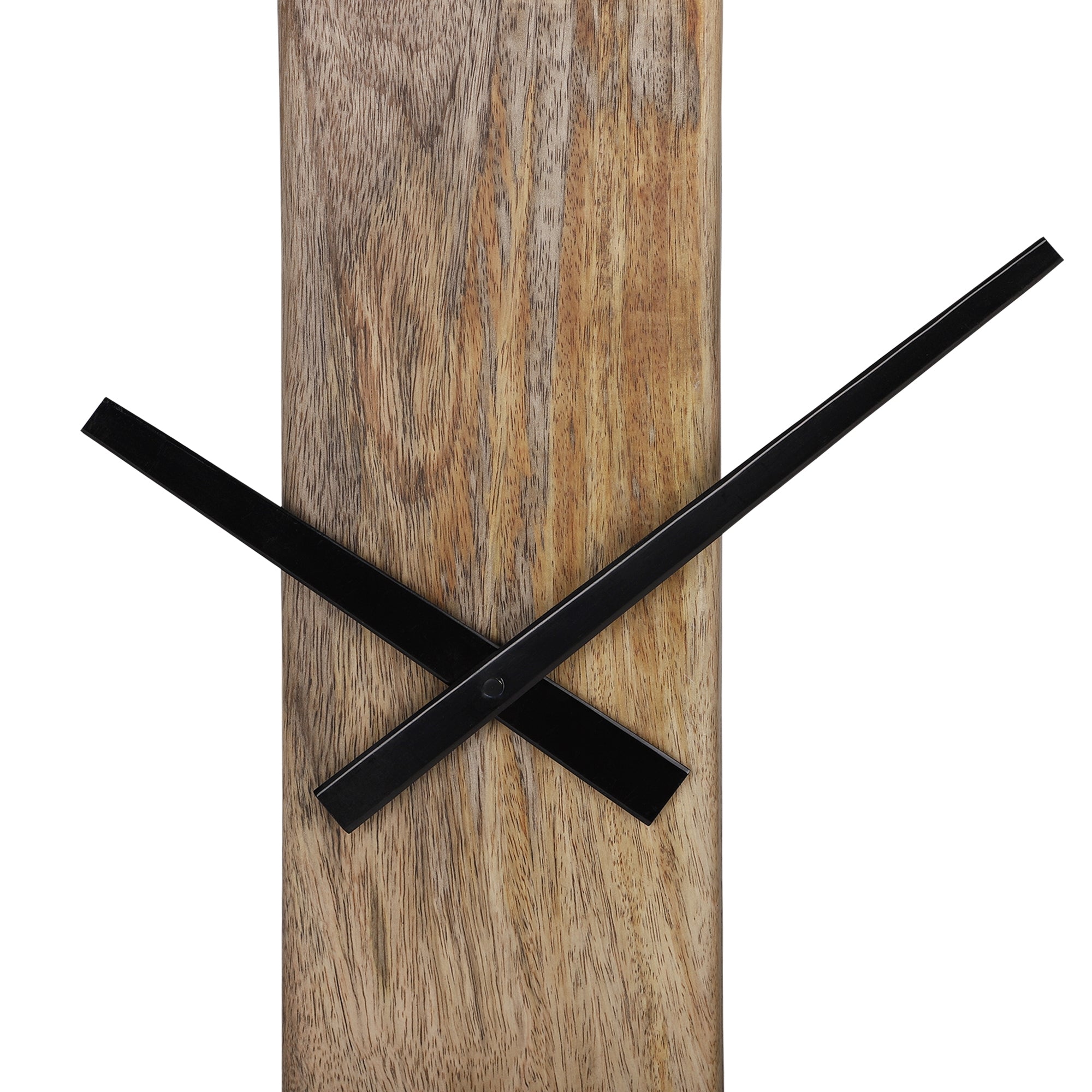 Houten wand met zwarte klokwijzers in de vorm van twee gekruiste lijnen.