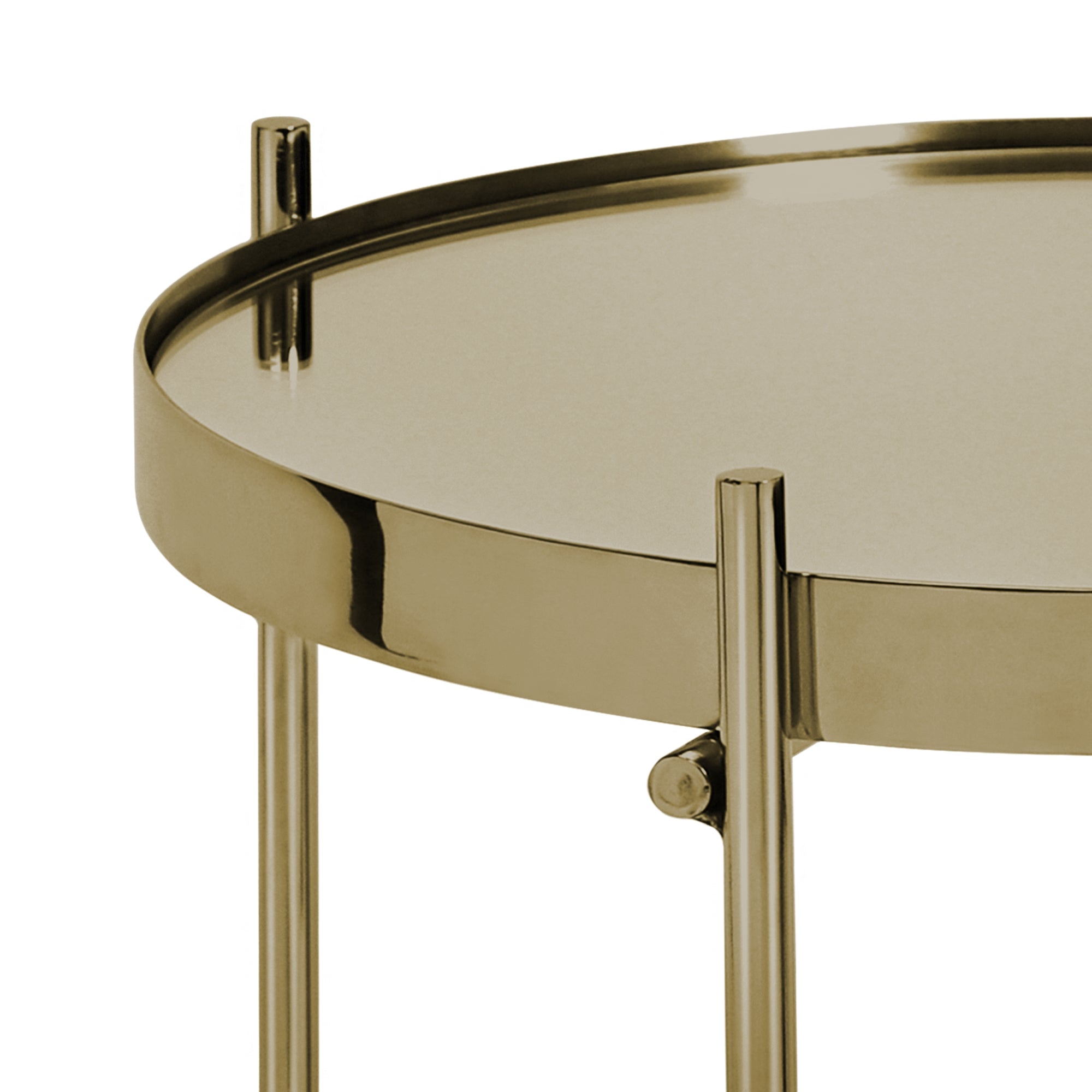 Detailaufnahme eines runden, goldenen Tischs mit einem eleganten Design.