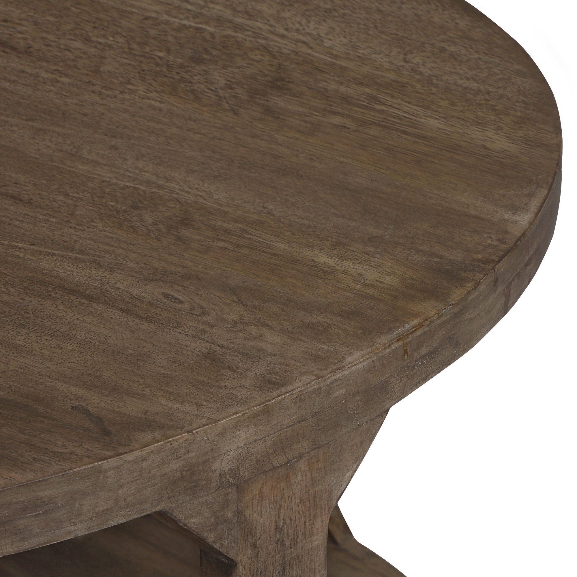 Primo piano di un tavolo rotondo in legno con venature del legno visibili.