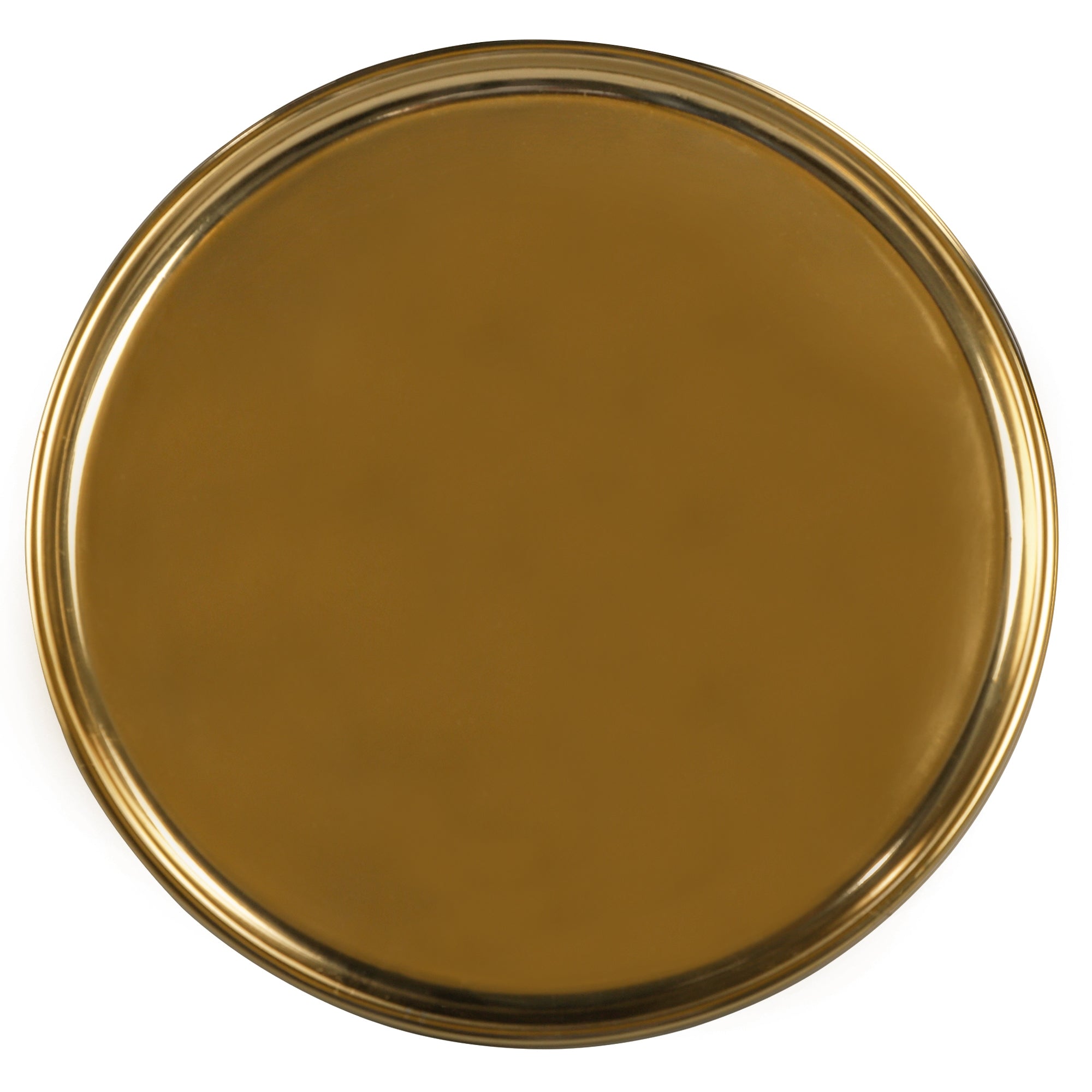Un plato redondo de color dorado sobre un fondo blanco.