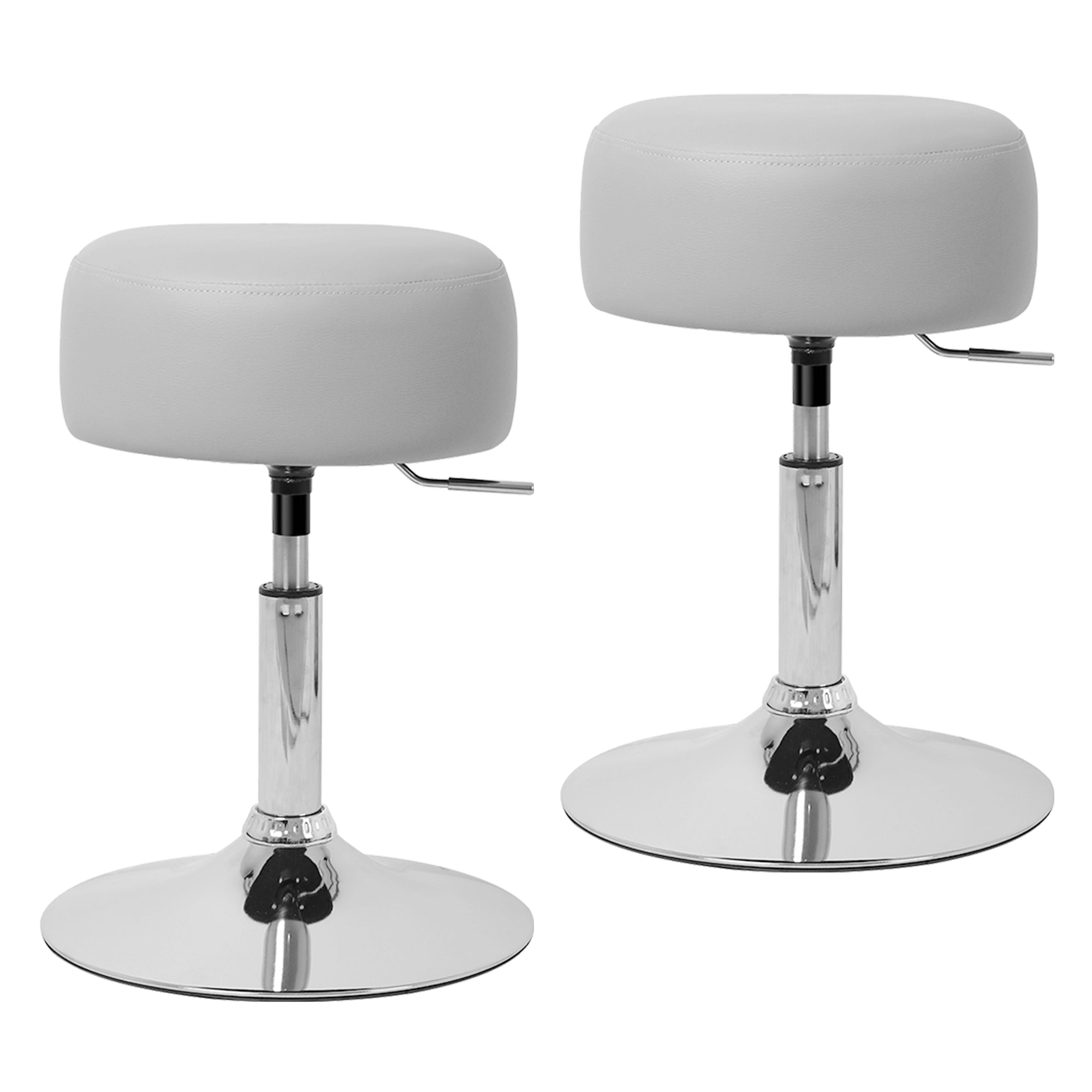 Deux tabourets réglables en hauteur avec rembourrage gris et pied chromé.