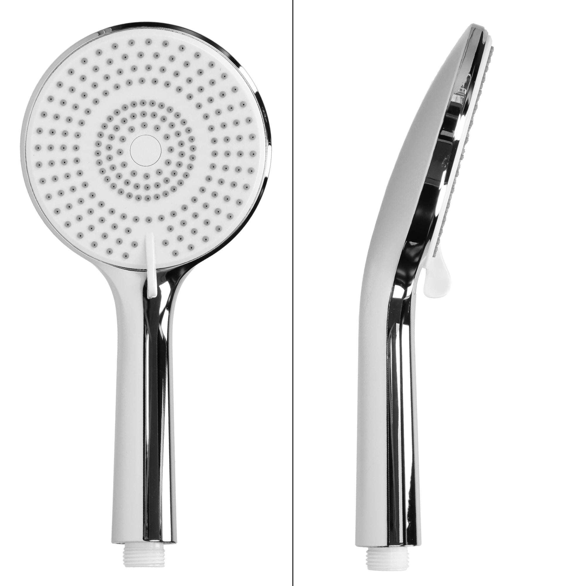 Soffione doccia bianco di forma rotonda con molti fori per l'acqua su sfondo chiaro.