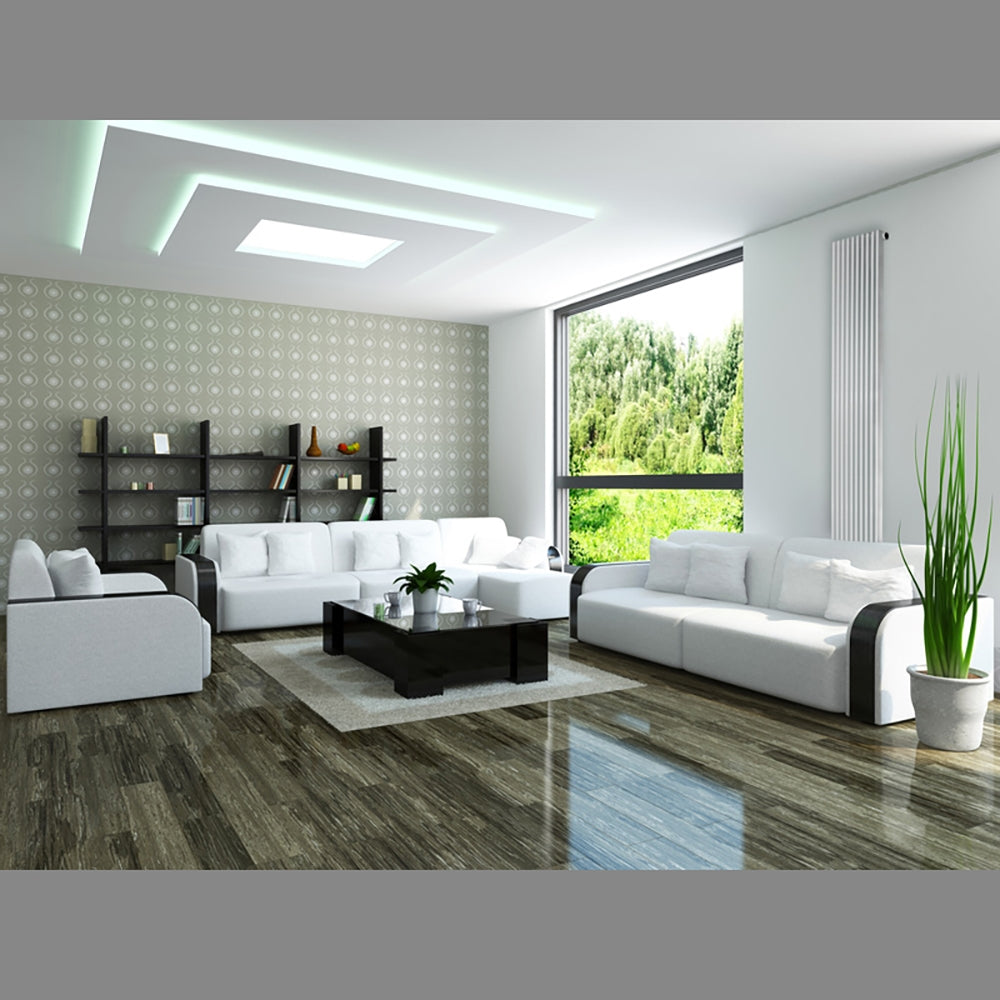 Salon moderne avec des canapés blancs et des plantes.