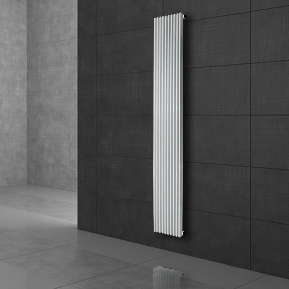 Radiateur blanc sur un mur gris.
