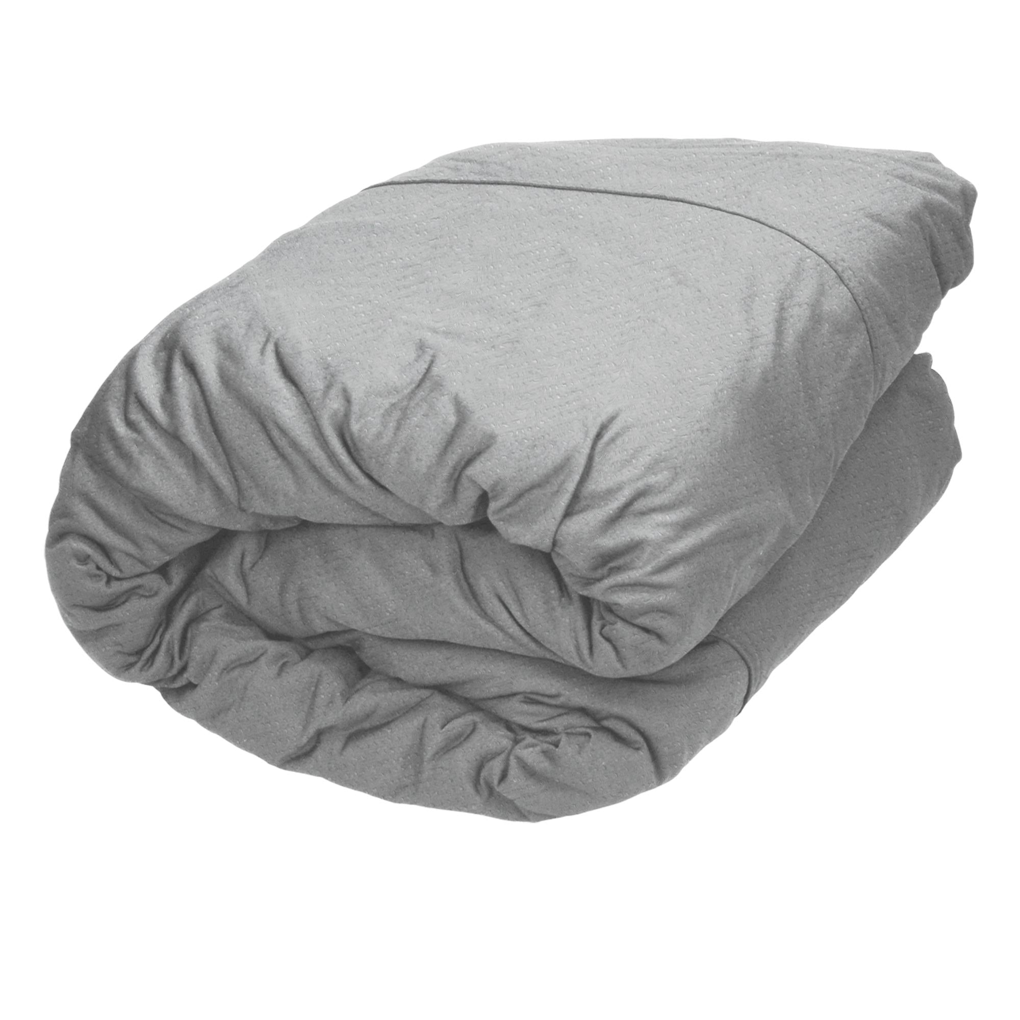 Coperta grigia piegata su uno sfondo bianco.