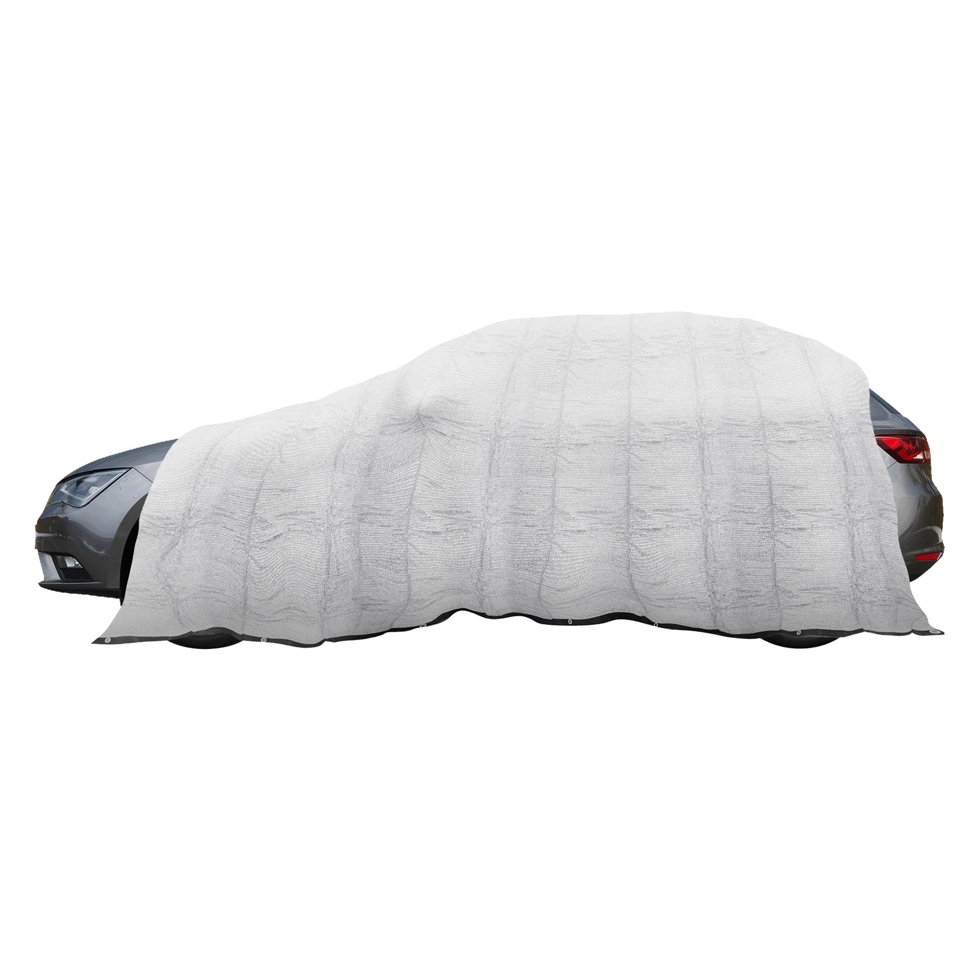 Une voiture grise avec une housse grise sur un fond blanc.