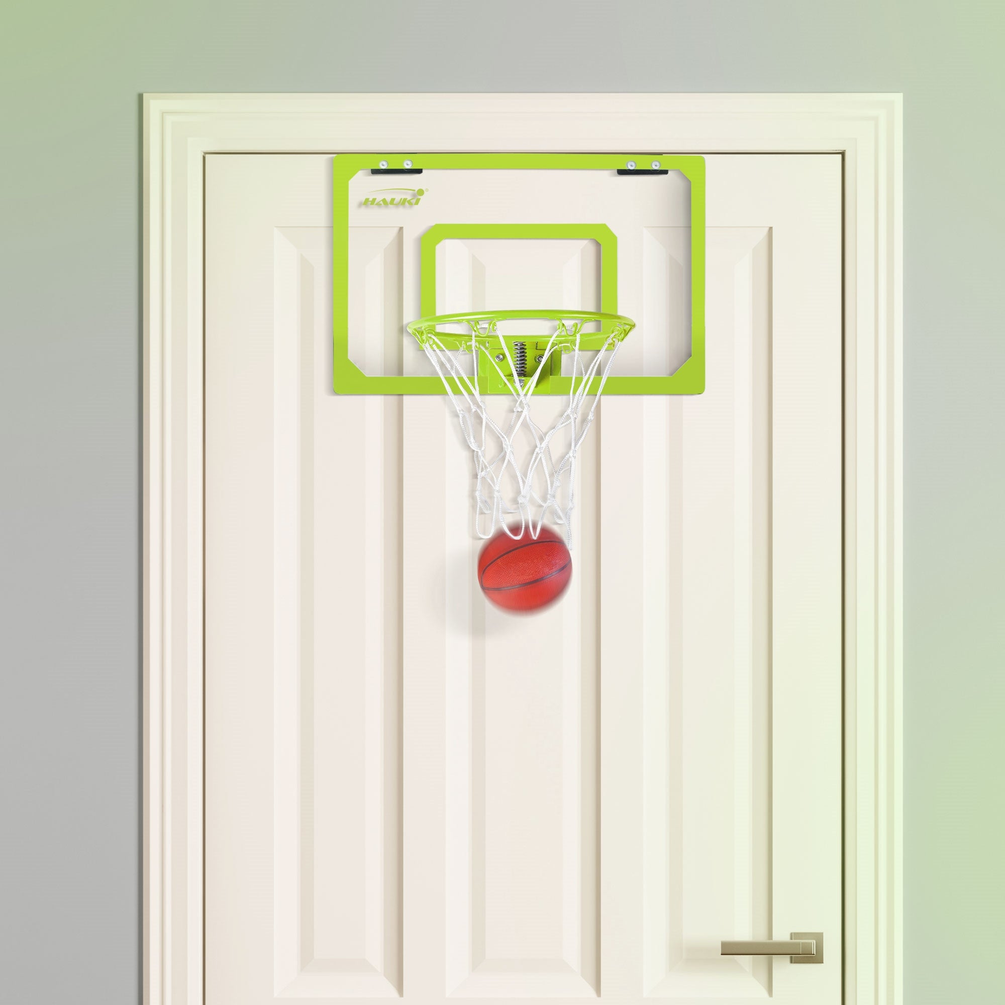 En basketballkurv på en dør med en basketball, der hænger i nettet.