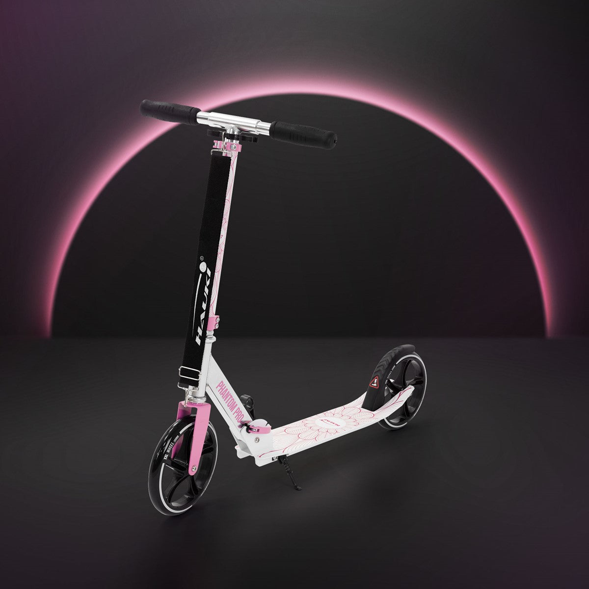 Ein pinker Scooter steht vor einem dunklen Hintergrund mit einem leuchtenden Halbkreis.