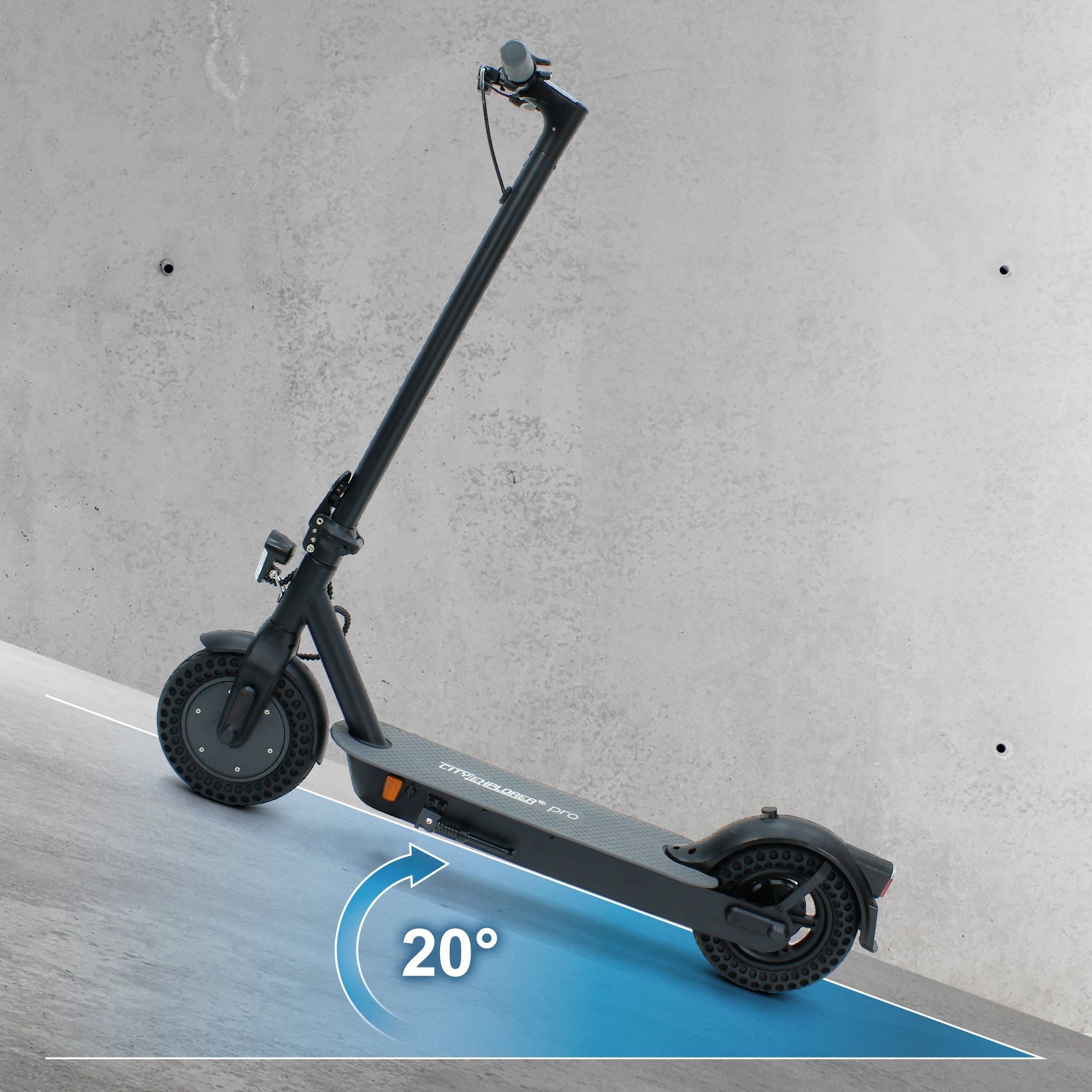 E-Scooter steht auf einer geneigten Fläche mit 20 Grad Steigung.