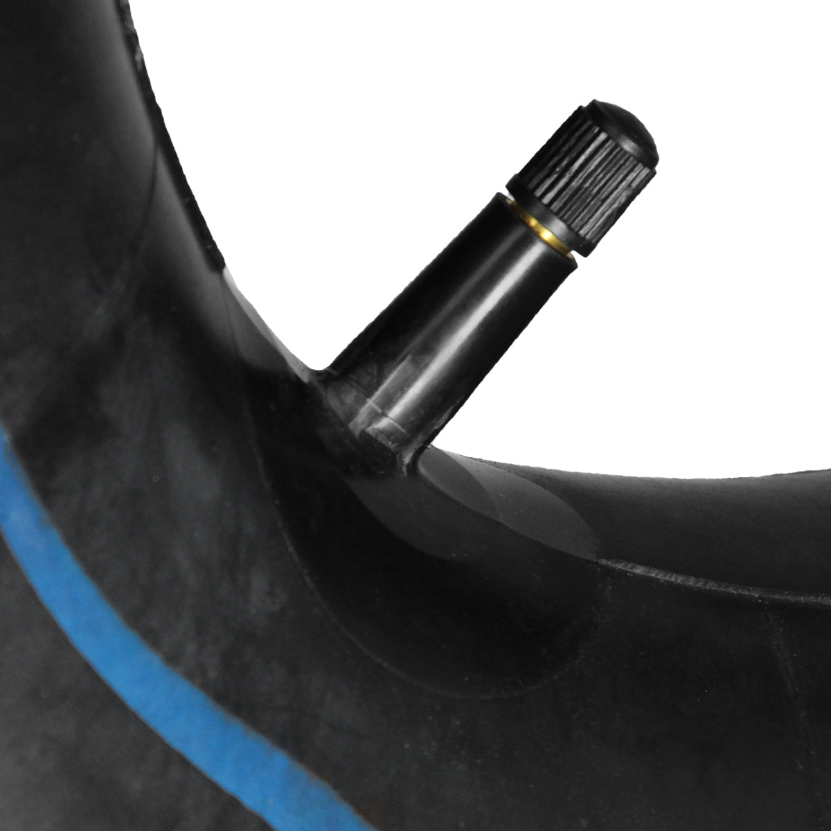 Primo piano di una valvola su un pneumatico nero con marcatura blu.