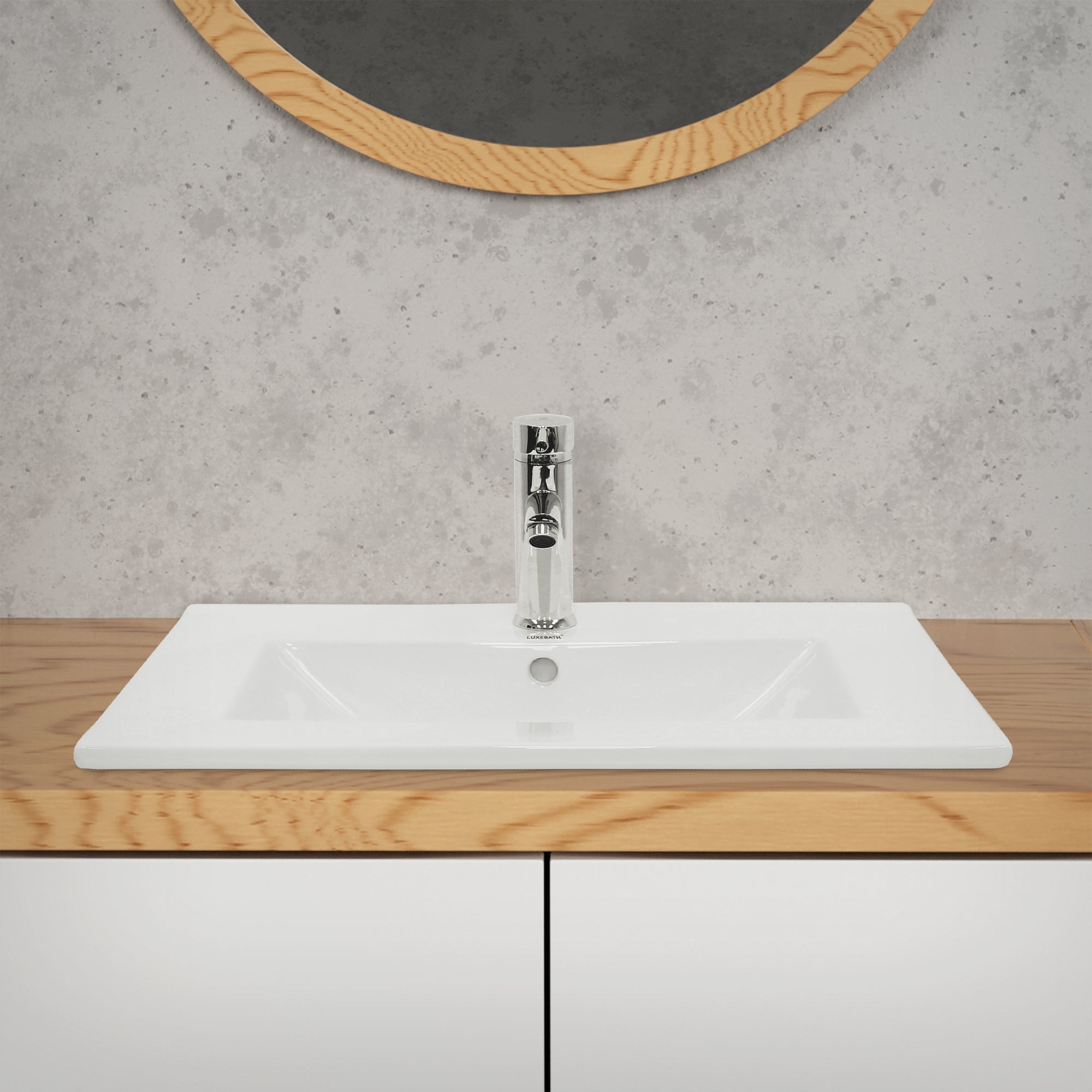 Waschbecken auf Holzunterlage mit Wasserhahn und runder Wandspiegel.