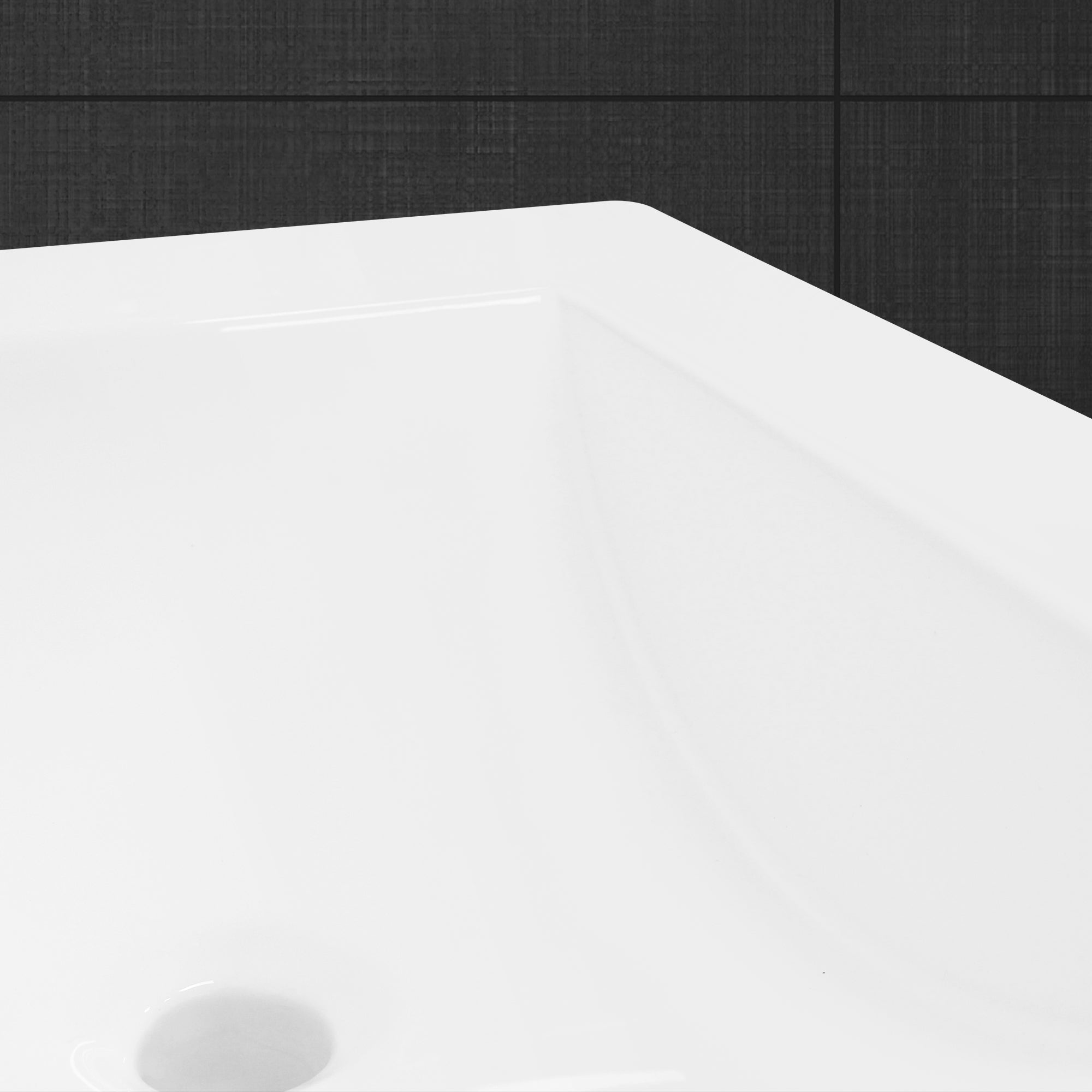 Primo piano di una vasca da bagno bianca con sfondo nero.