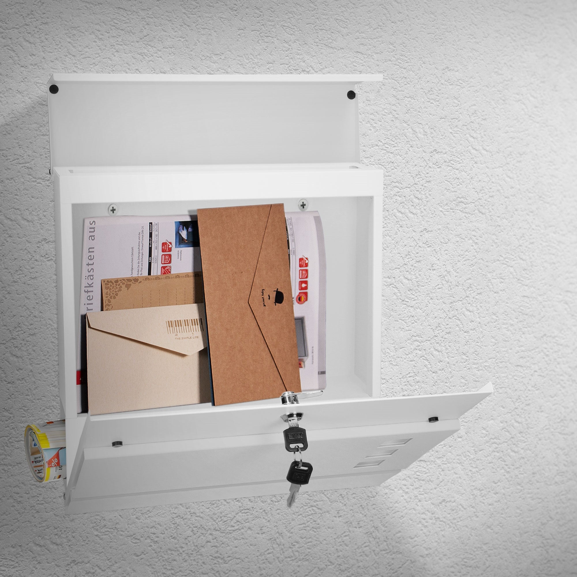 Offener Briefkasten mit verschiedenen Briefen und einem Schlüssel.