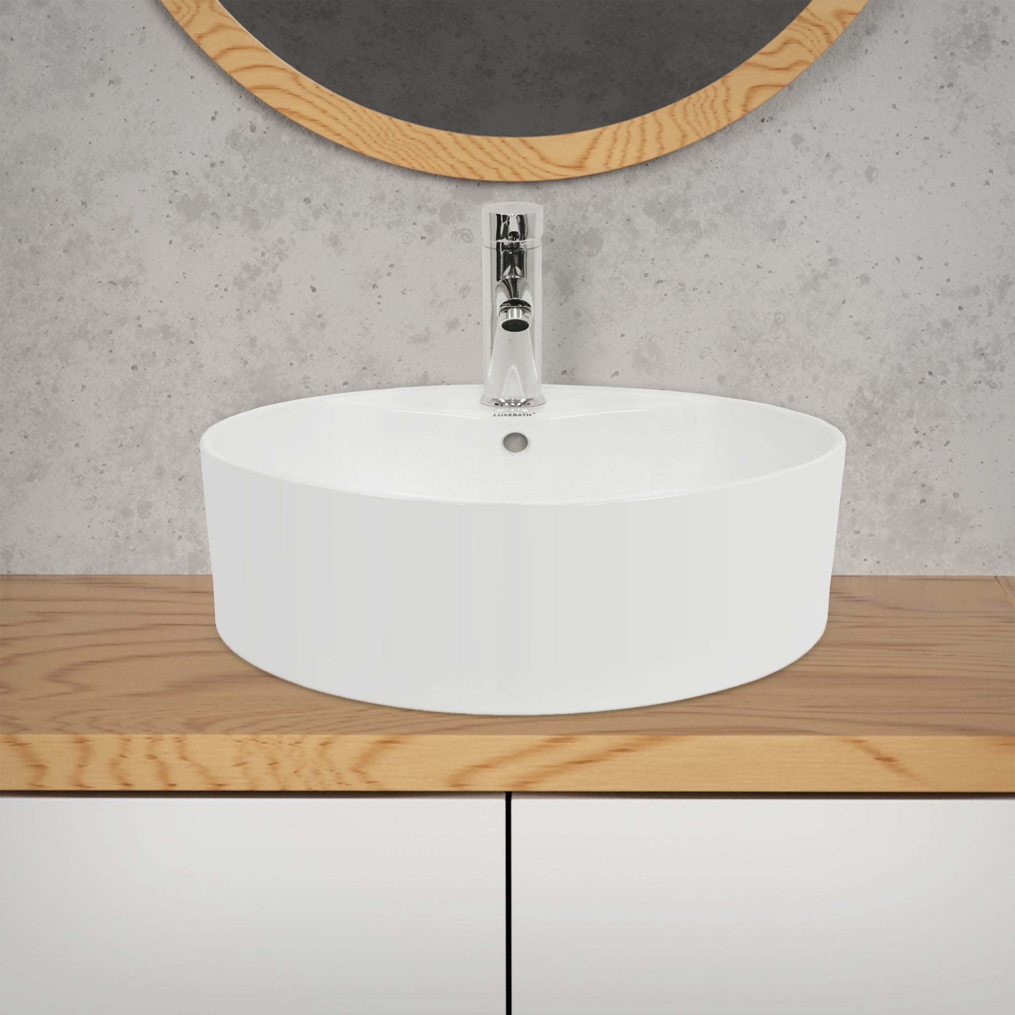 Rundes Waschbecken auf einem Holzregal vor einer Wand.
