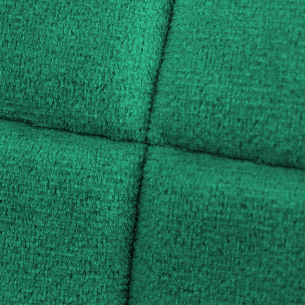 Detailní záběr na zelenou sametovou látku s čtvercovým vzorem.
