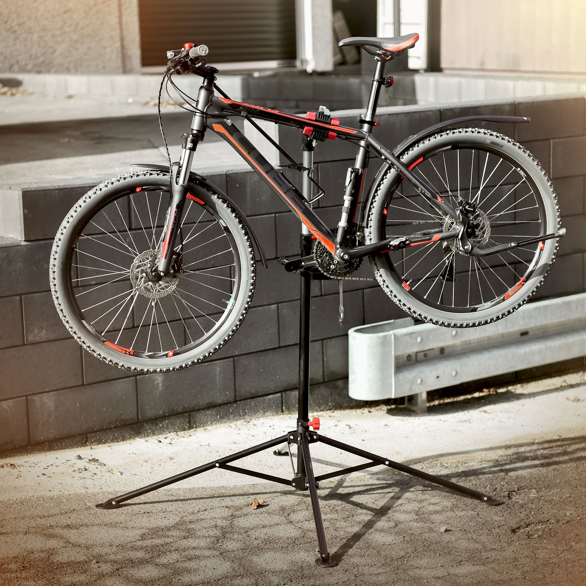 Een fiets staat op een reparatiestandaard.