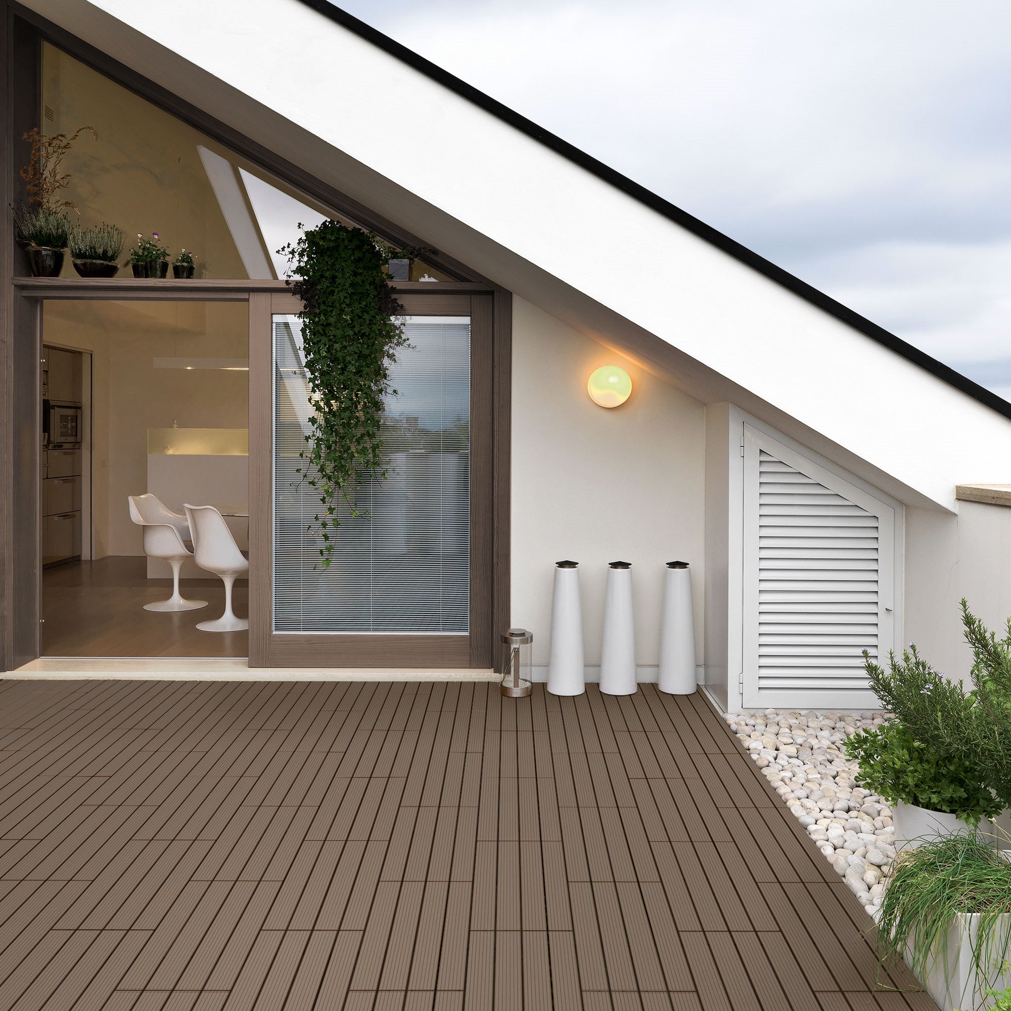 Terrasse mit Holzfliesen, Pflanzen und einem großen Fenster im modernen Stil.