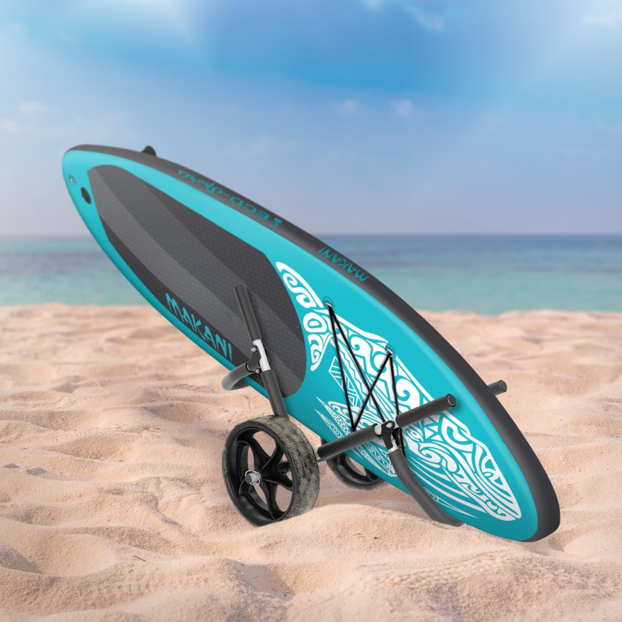 Surfbrett mit Rädern auf einem Sandstrand.