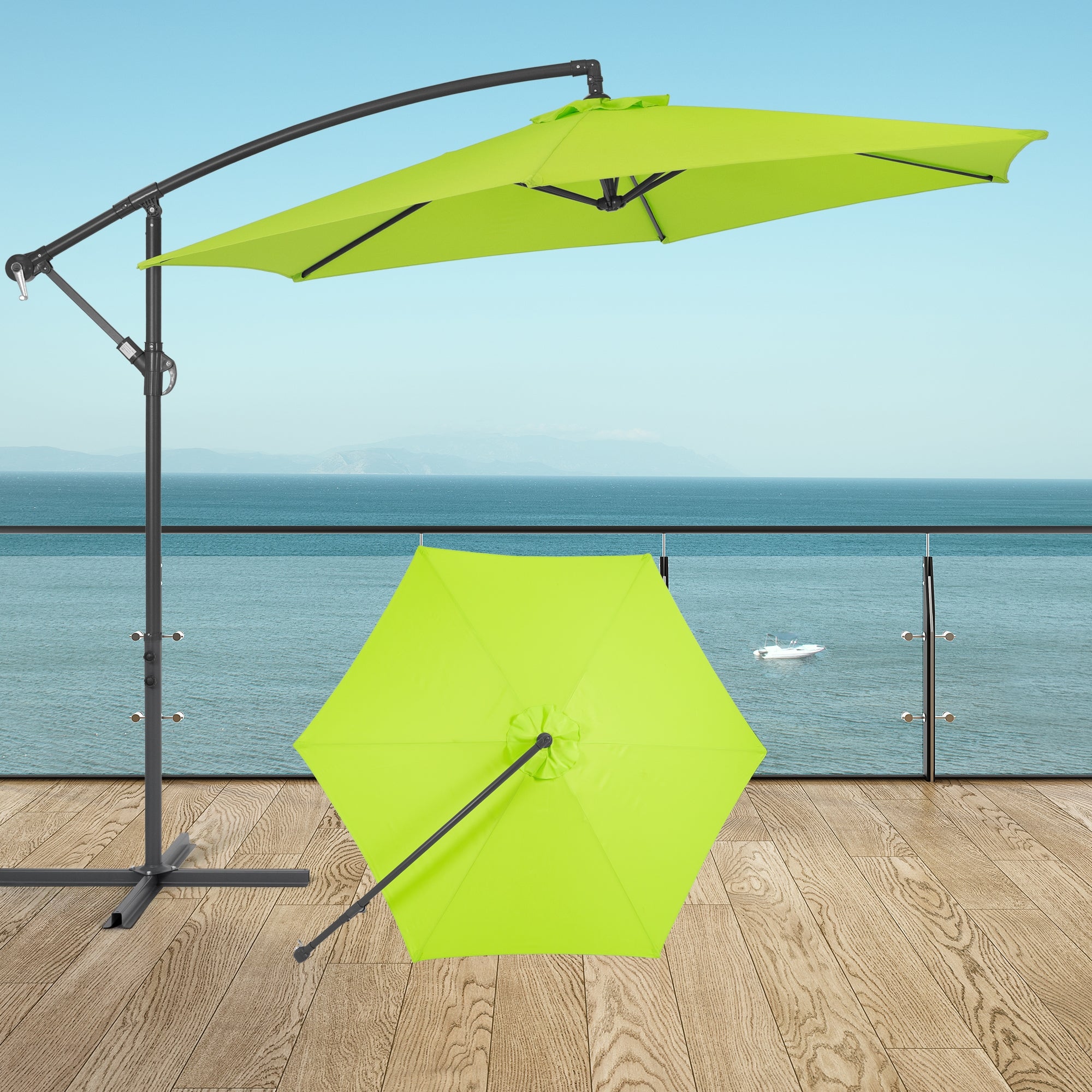 Sombrilla verde en una terraza con vista al mar.