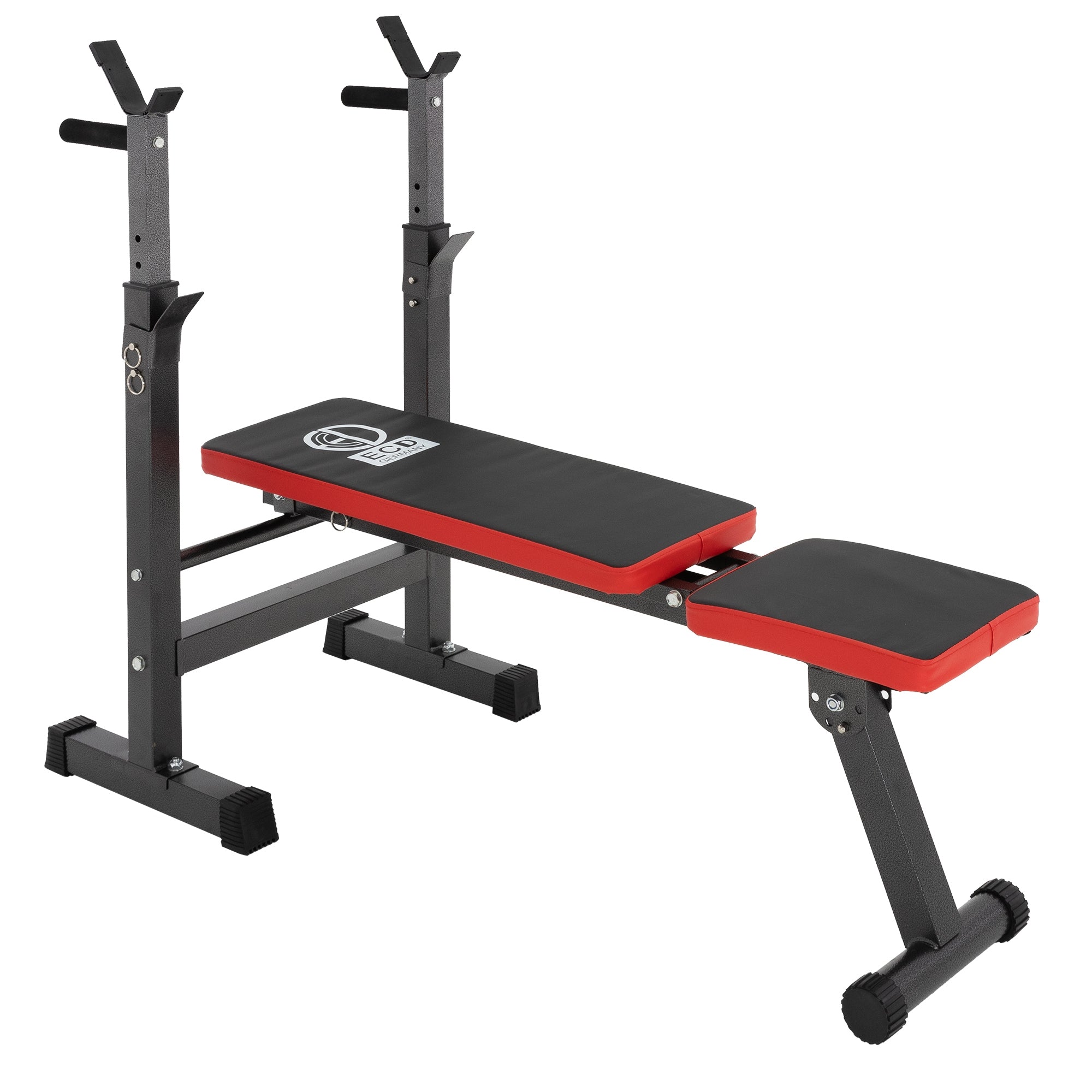 Equipo de fitness negro y rojo con soportes y un banco.