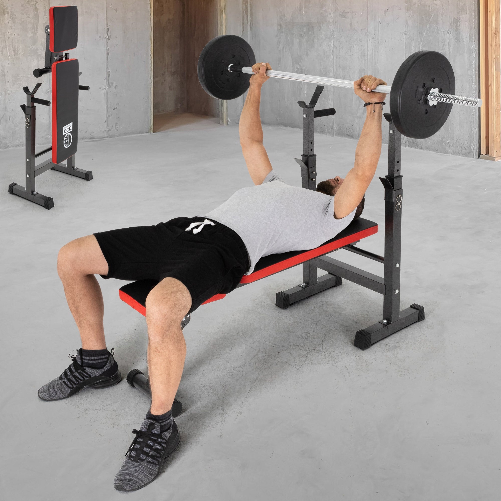 Hombre levantando una barra en un banco de entrenamiento.