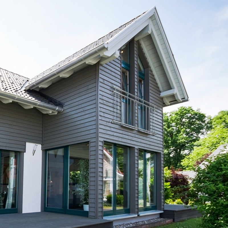 Moderní architektura domu s dřevěným obložením a velkými okny.