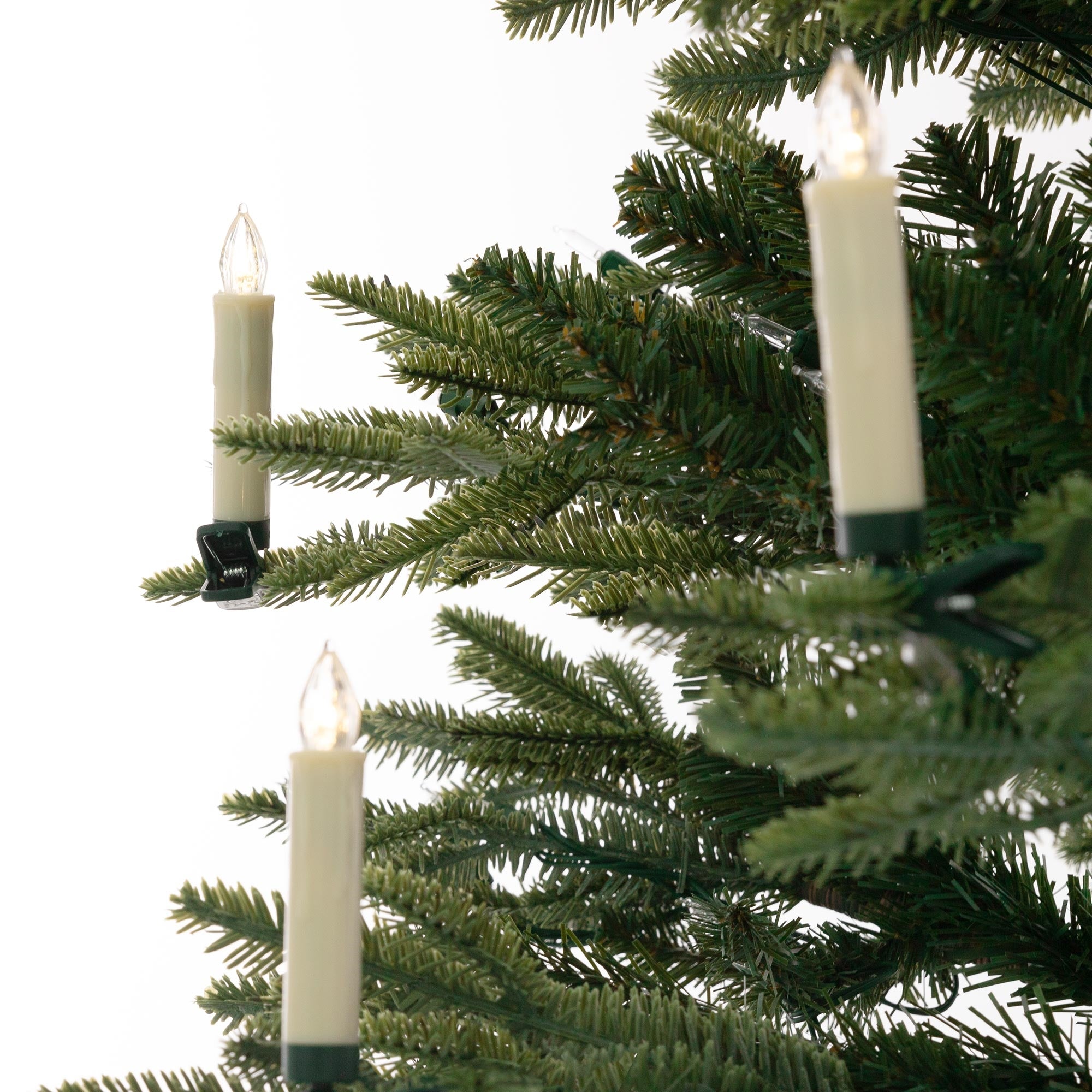 Las luces de las velas están fijadas a un árbol de Navidad.