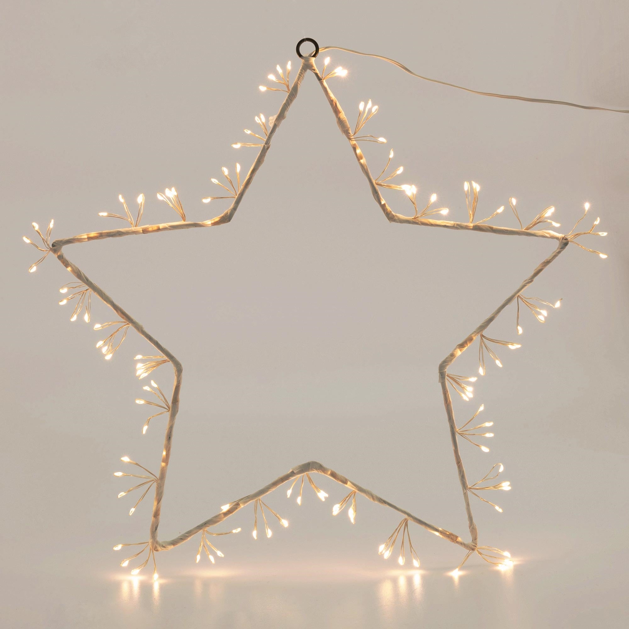 Une étoile lumineuse en fil avec de petites lumières.