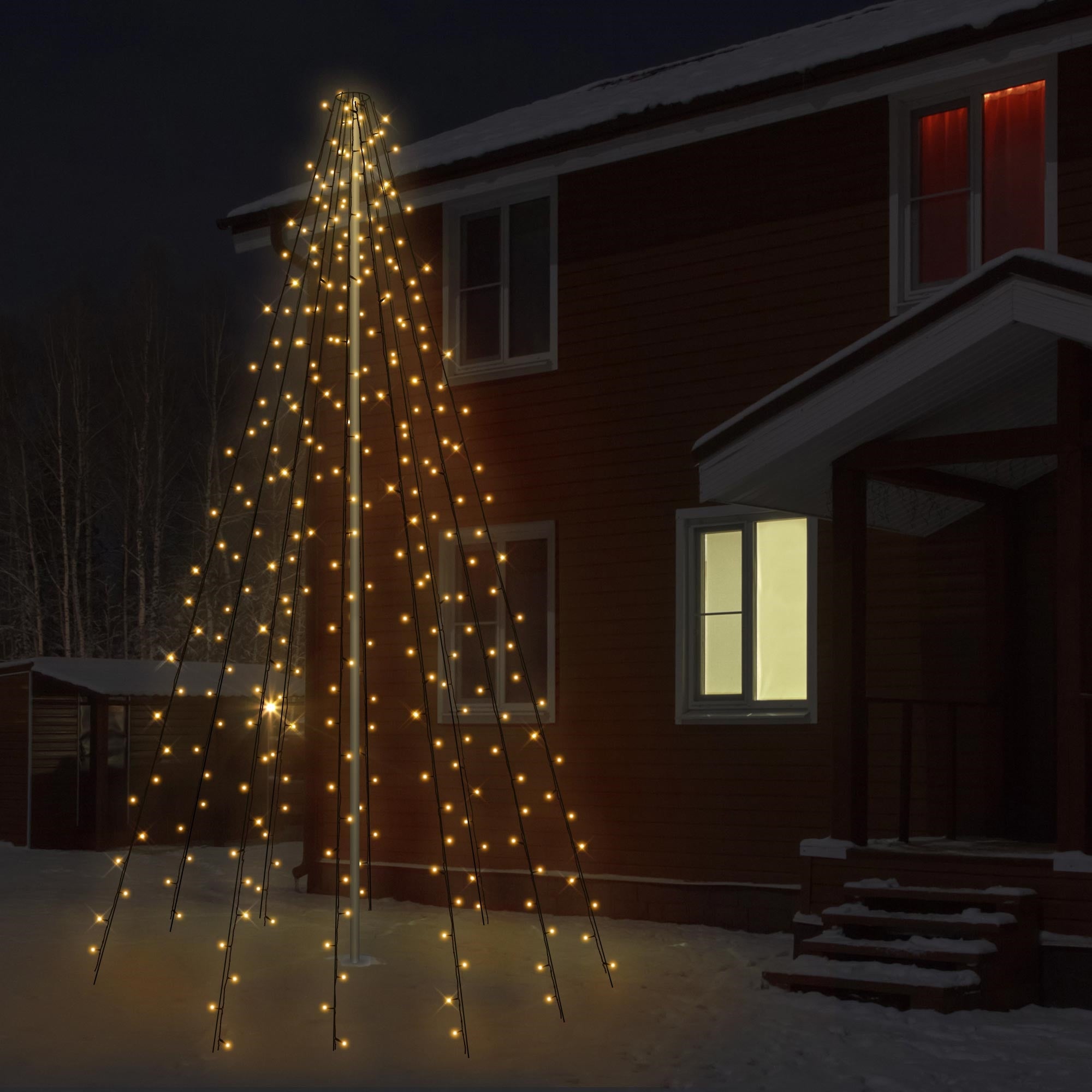 Beleuchteter Weihnachtsbaum aus Lichtern vor einem Holzhaus im Schnee bei Nacht.