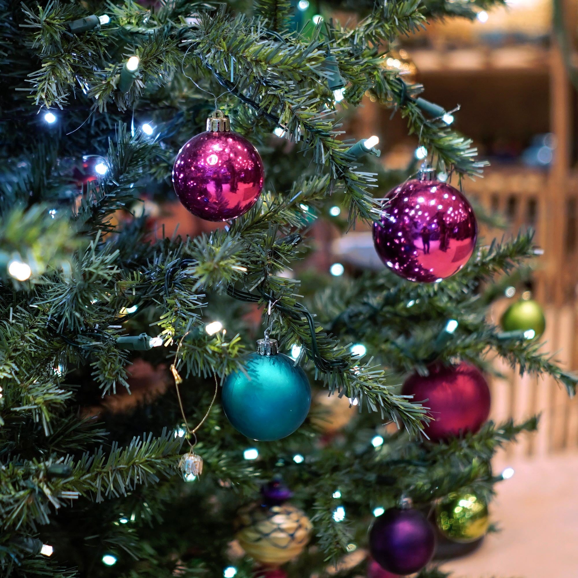 Weihnachtsbaum mit bunten Kugeln und Lichtern.