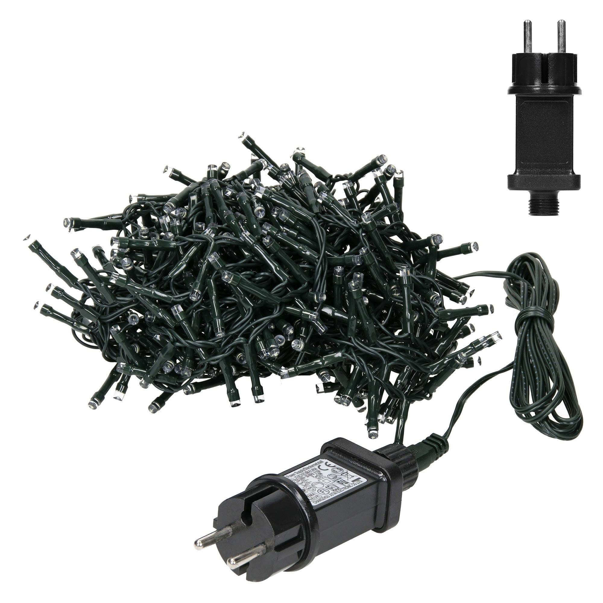 Ein Haufen von Lichterketten mit Stecker und Adapter, auf einem Tisch.