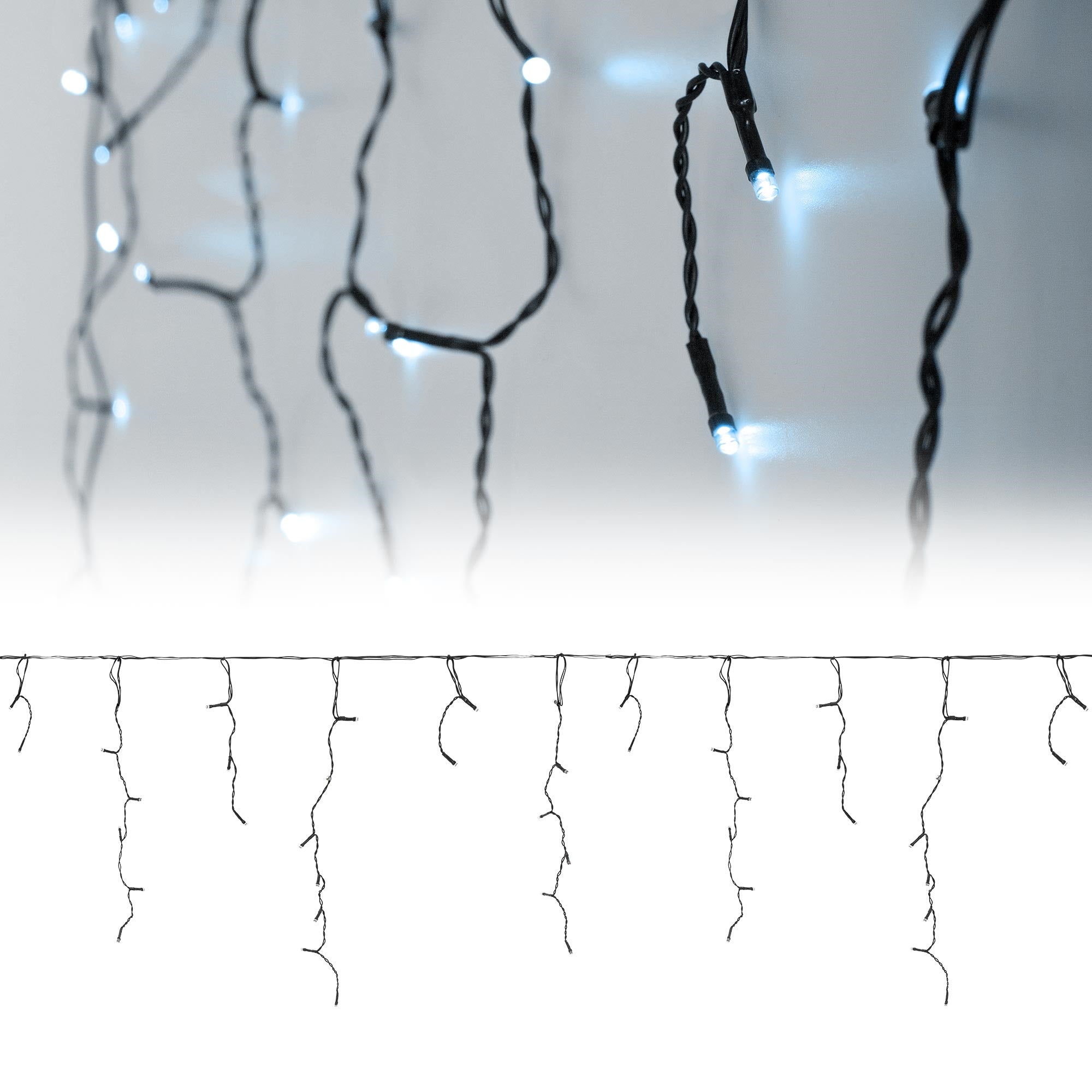 Lichterkette mit blauen Lichtern, die an einer Wand hängen.