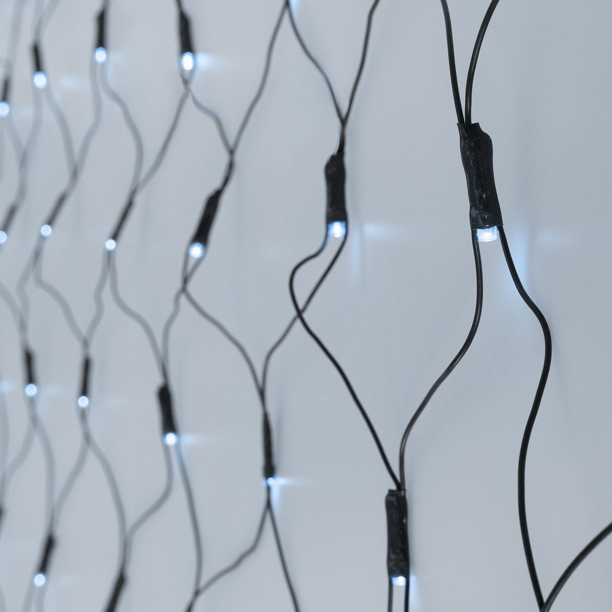 Una red de luces en una pared.
