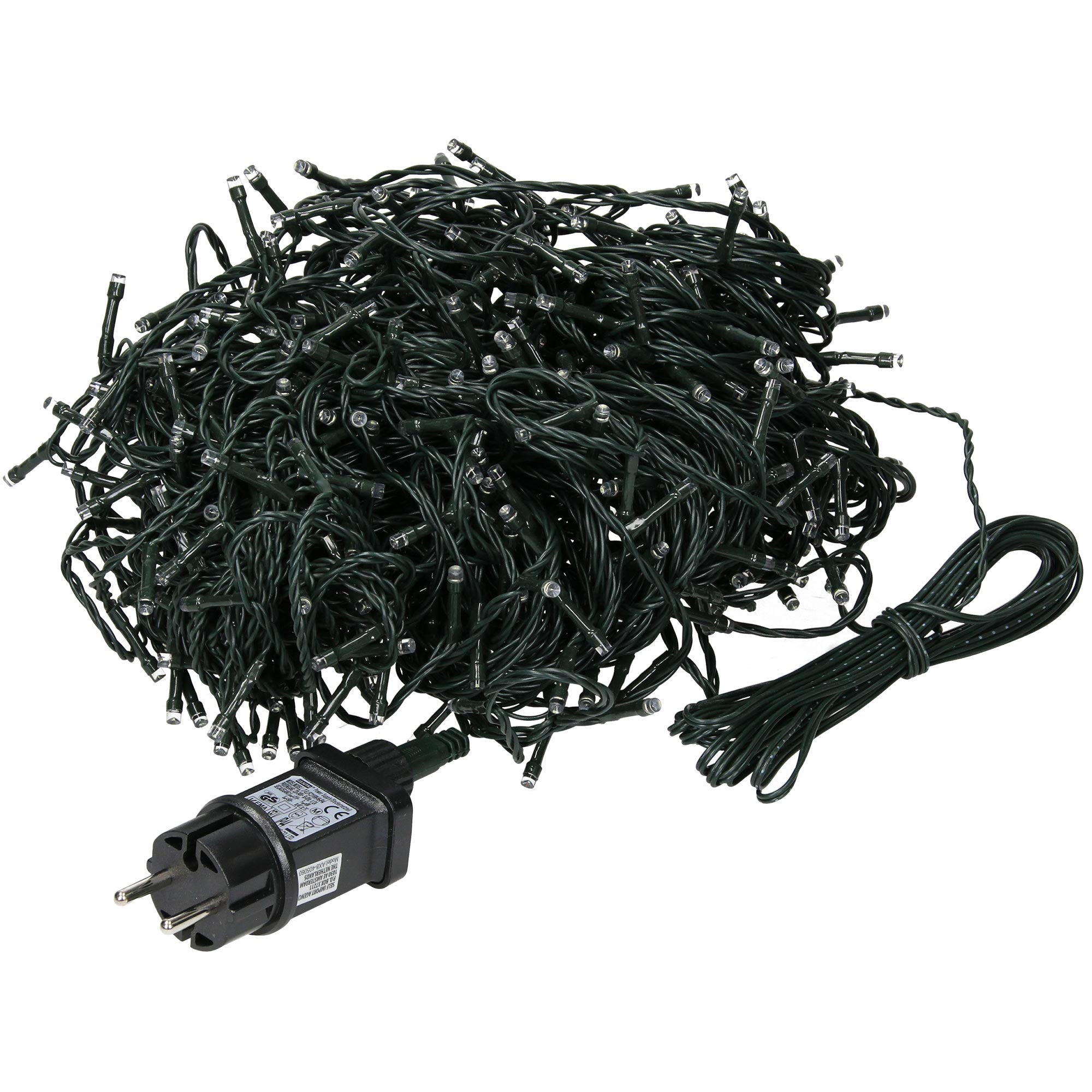 Un montón de cadenas de luces con enchufe y cable.