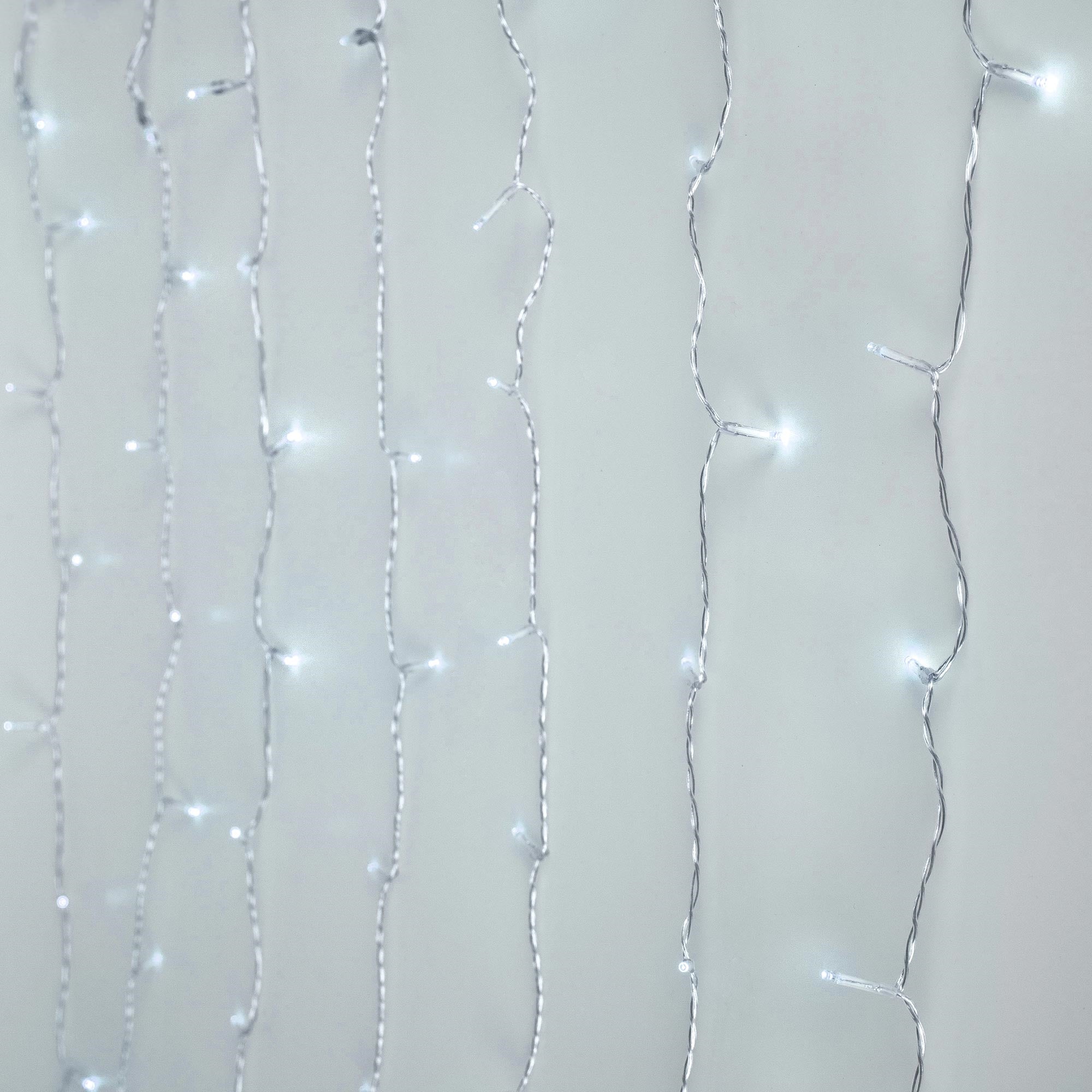 Catena luminosa con luci bianche fredde su sfondo chiaro.
