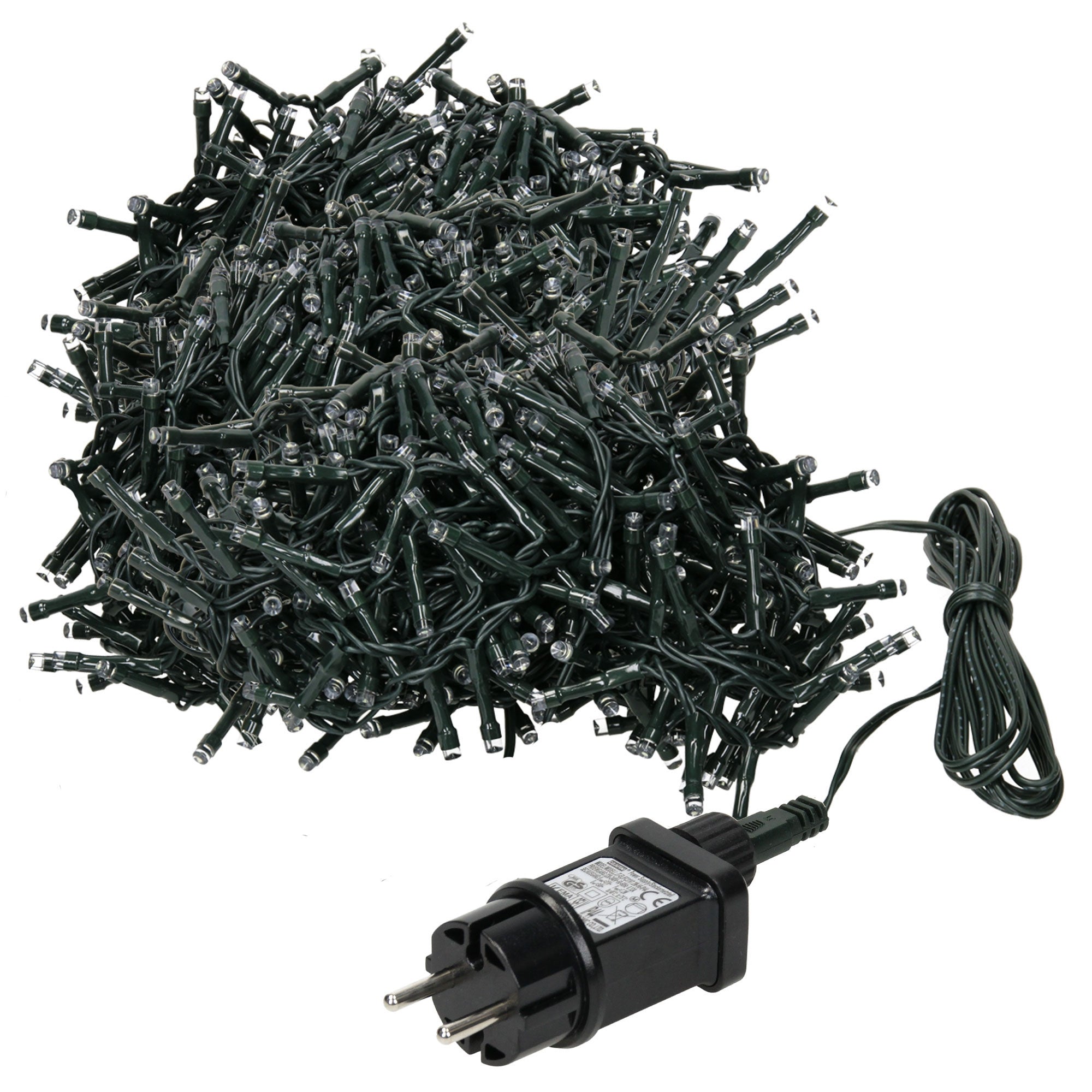 Cadena de luces enrollada densamente con enchufe, cables verdes.