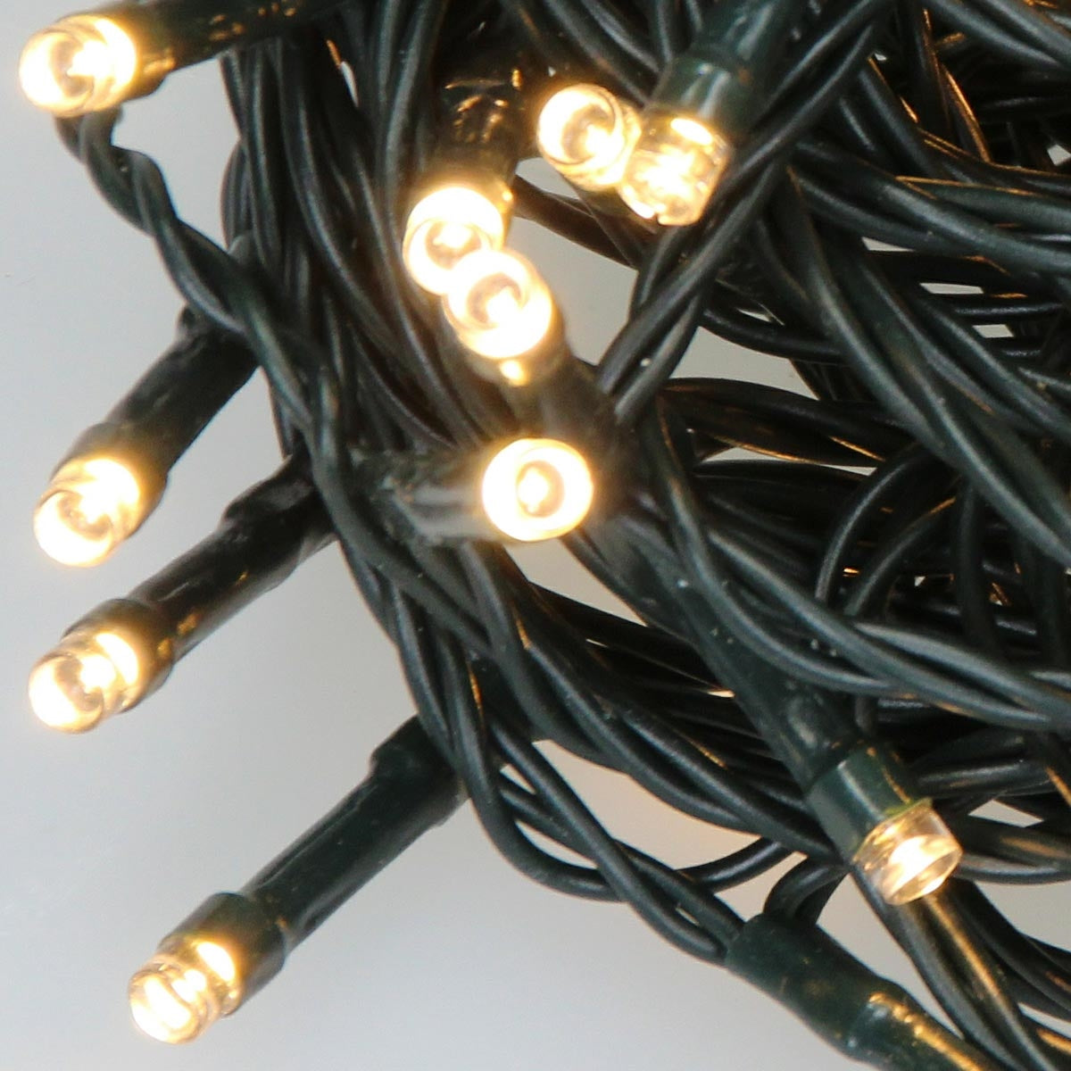Nahaufnahme von leuchtenden Lichtern auf einem verdrehten schwarzen Kabel.