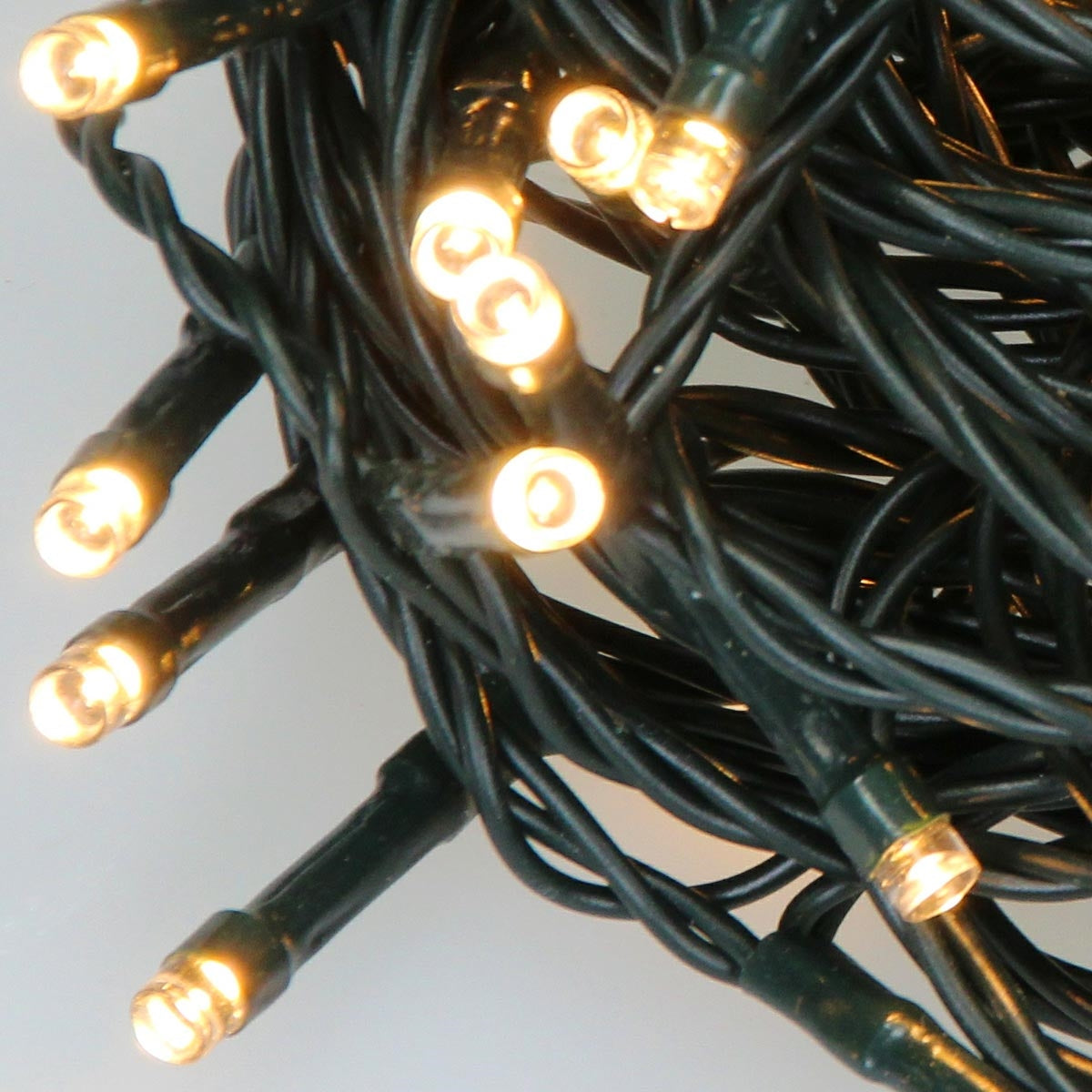 Nahaufnahme von Lichtern an einem Kabel, die leuchten.