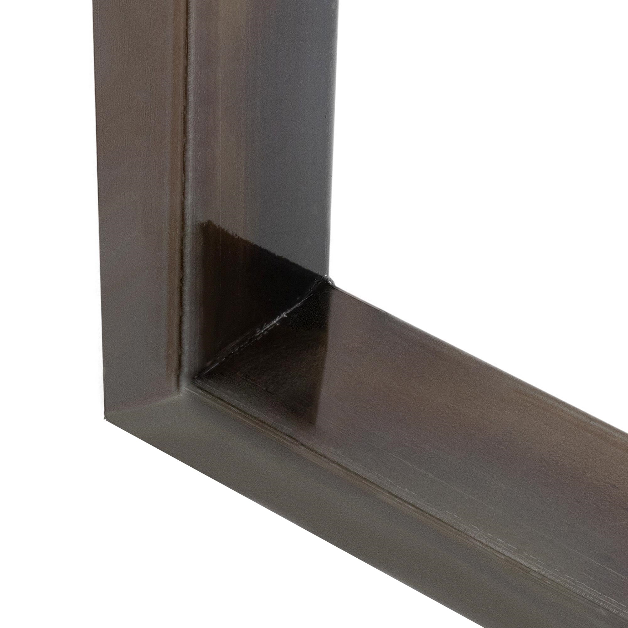 Detailaufnahme einer Bodenleiste in metallischer Ausführung.