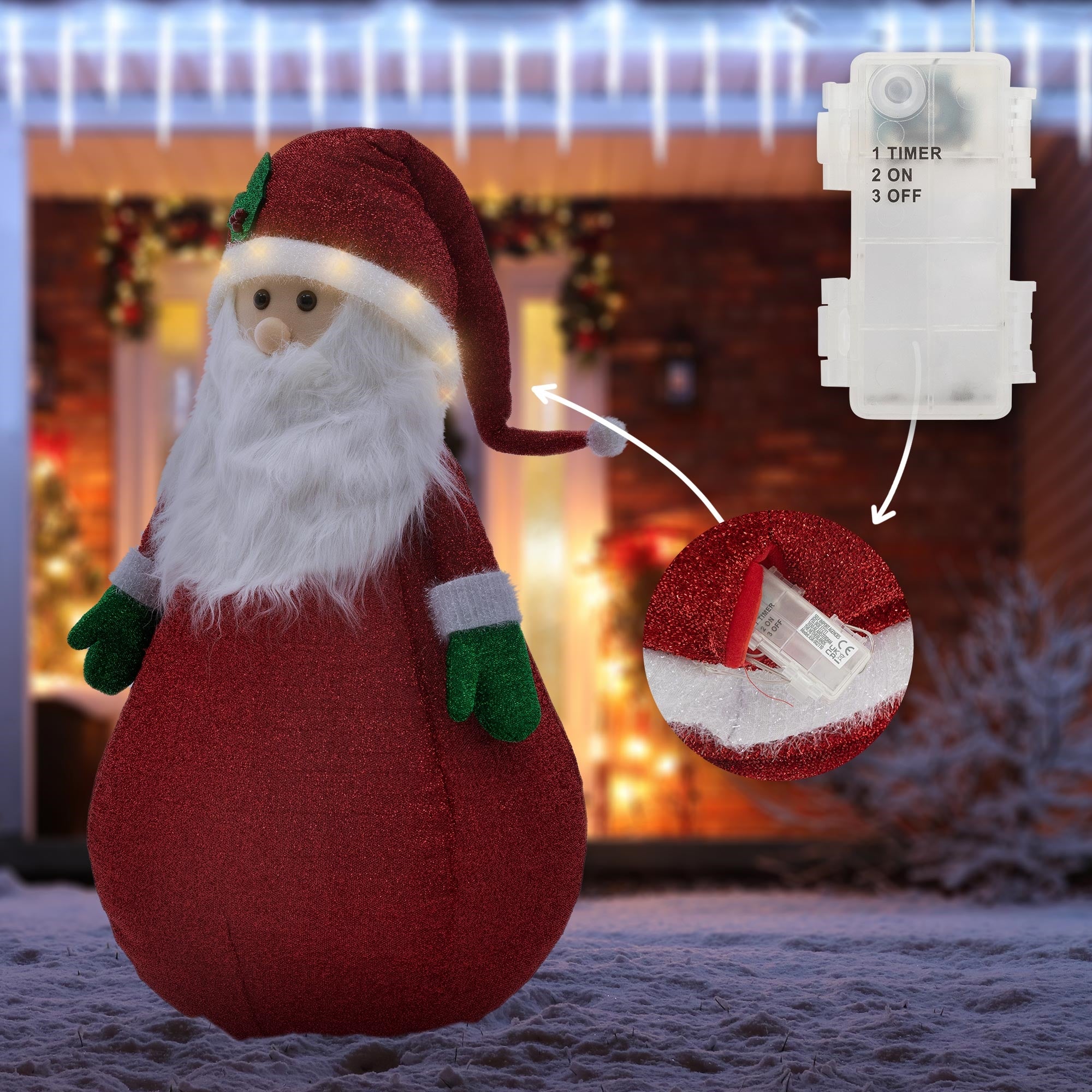 Ein Weihnachtsmann mit rotem Gewand, Bart und einer Lichterkette, steht vor einem festlich geschmückten Haus.