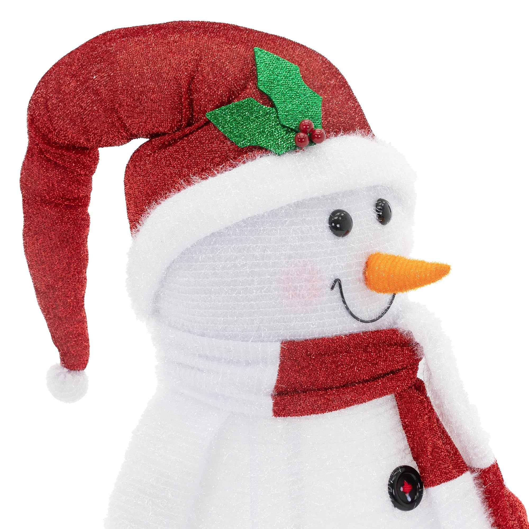 Bonhomme de neige en peluche avec un chapeau rouge et une écharpe, nez en carotte orange et boutons.