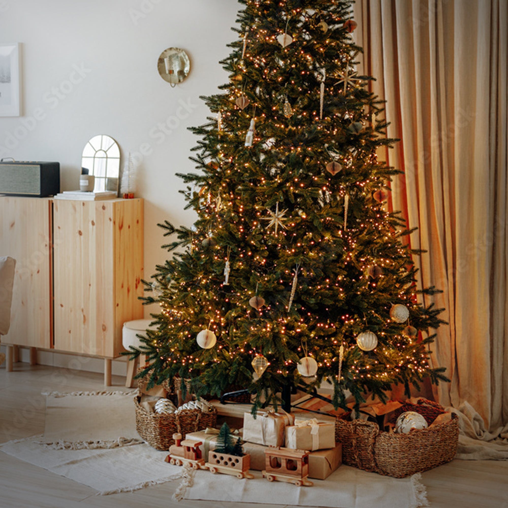 Árbol de Navidad en la sala de estar, decorado con luces y adornos.