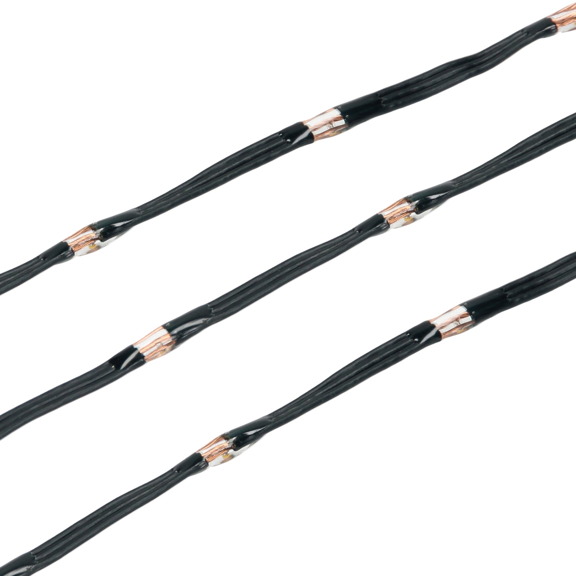 Tres cables negros con conexiones de cobre.